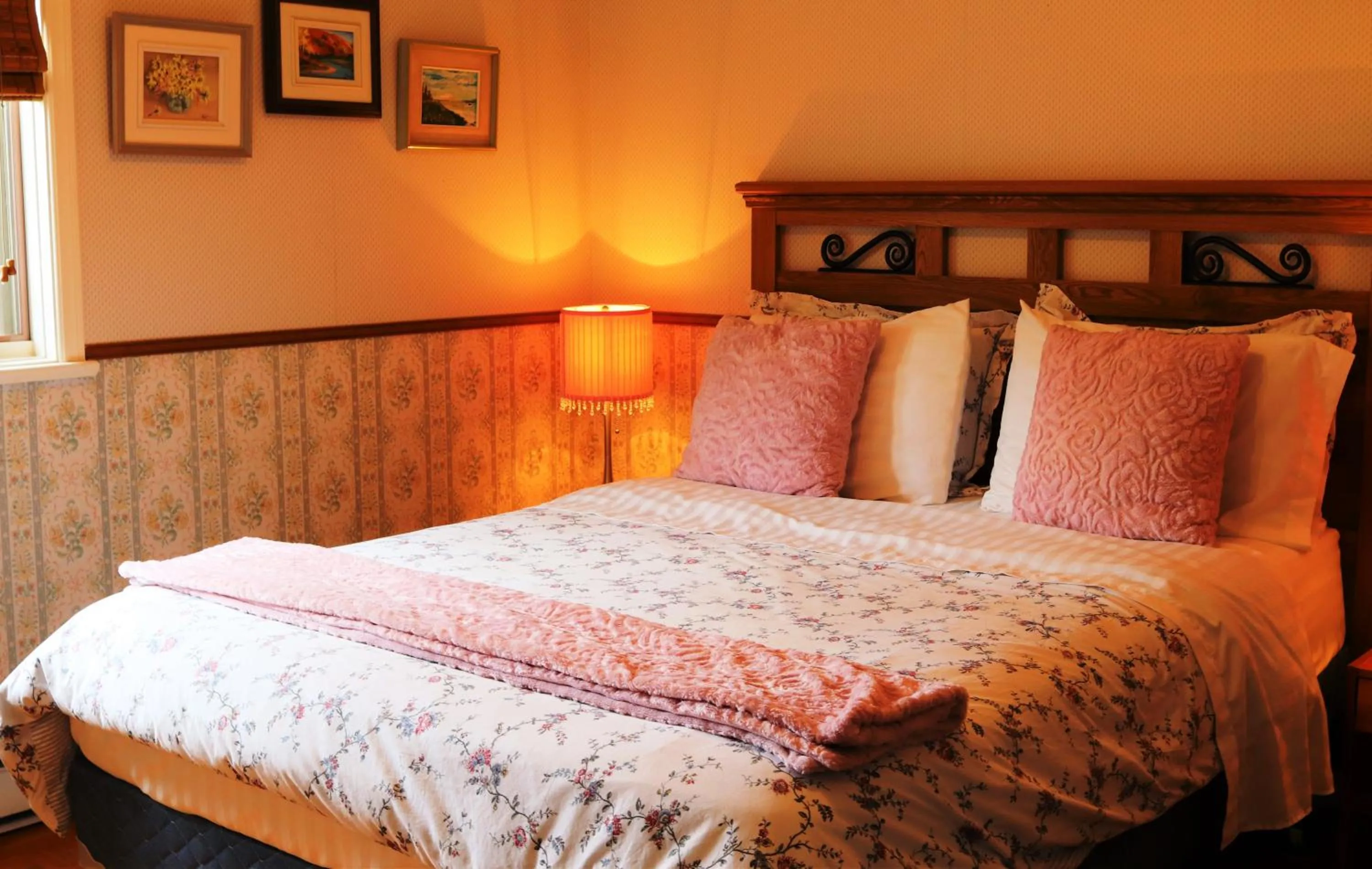 Photo of the whole room, Bed in Au Gîte de la Chute