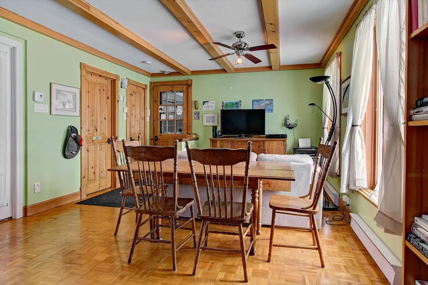 Communal lounge/ TV room in Au Gîte de la Chute