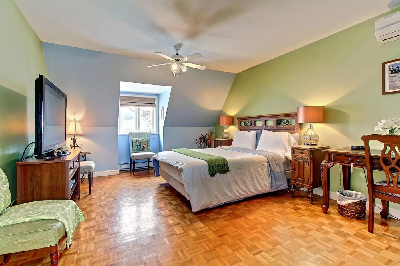 Photo of the whole room, Bed in Au Gîte de la Chute