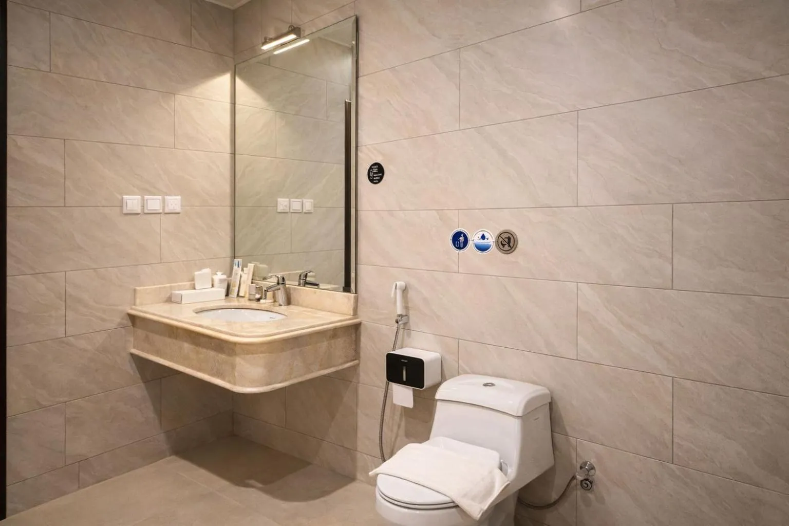 Toilet in Eliana Hotel