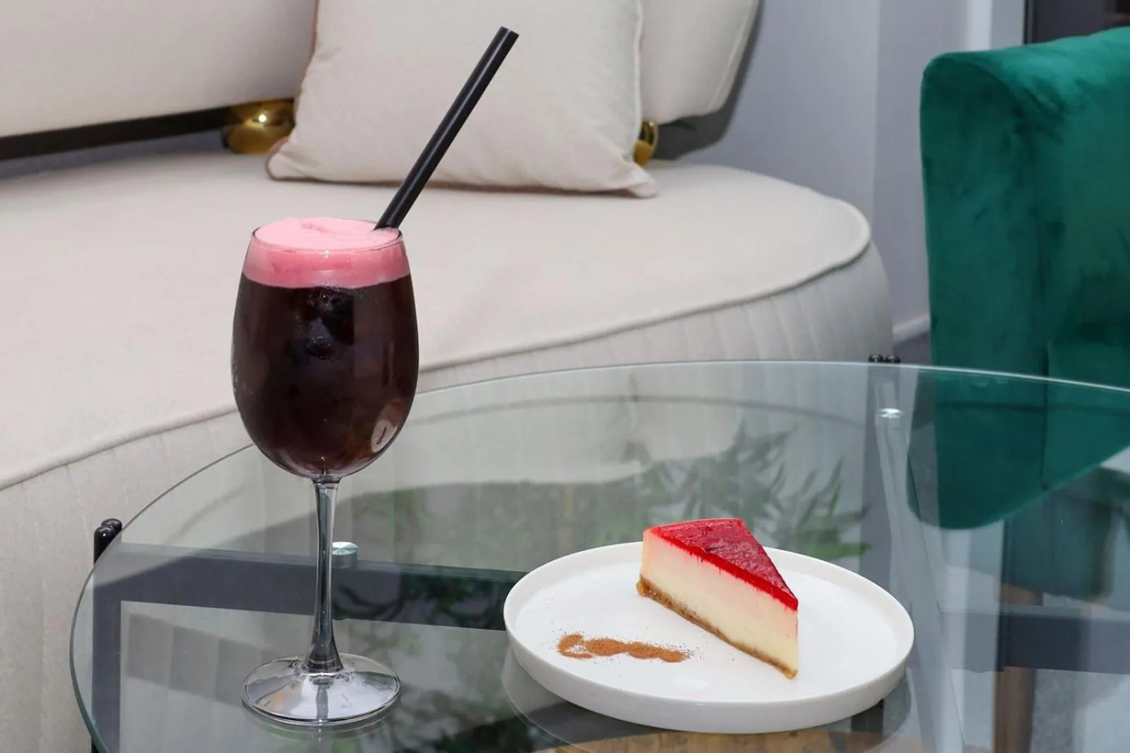 Restaurant/places to eat in Eliana Hotel