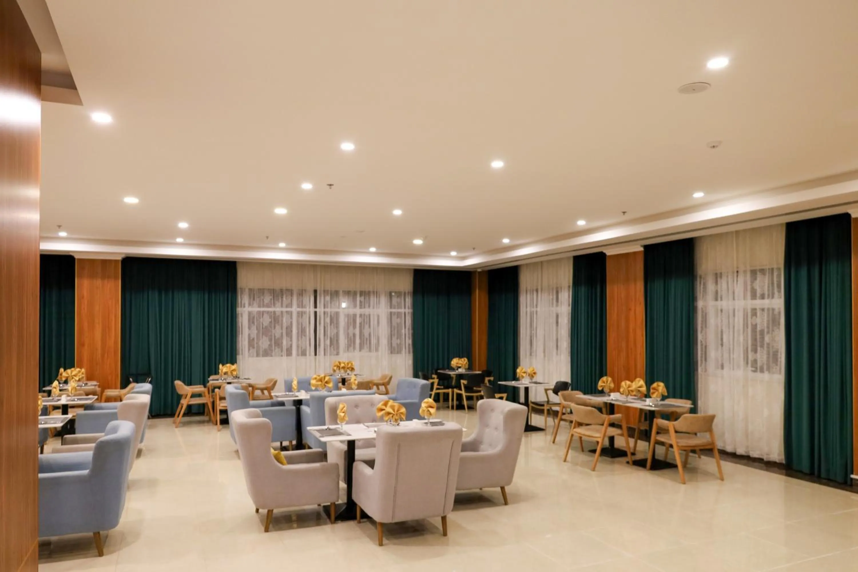 Restaurant/places to eat in Eliana Hotel