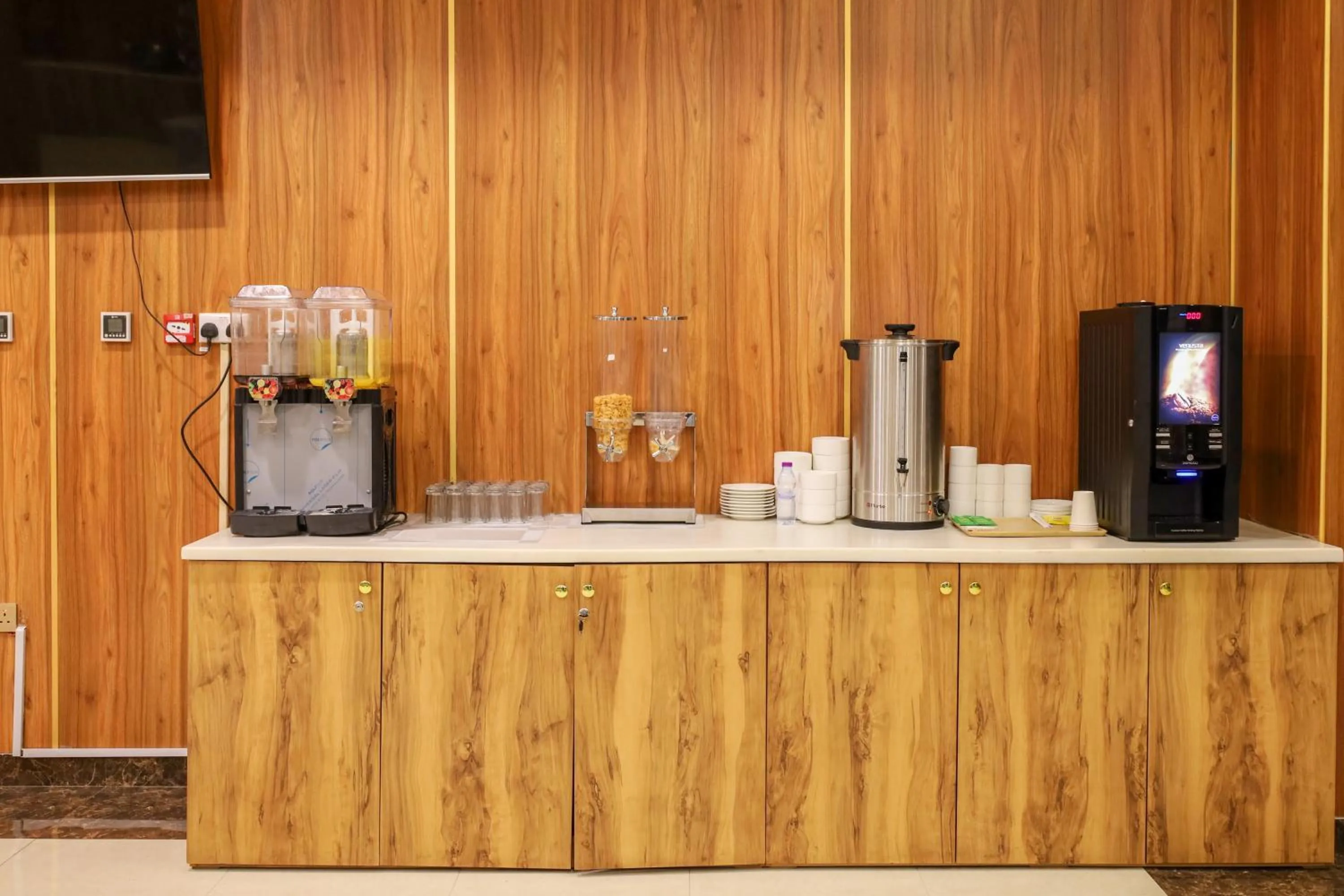 Restaurant/places to eat in Eliana Hotel