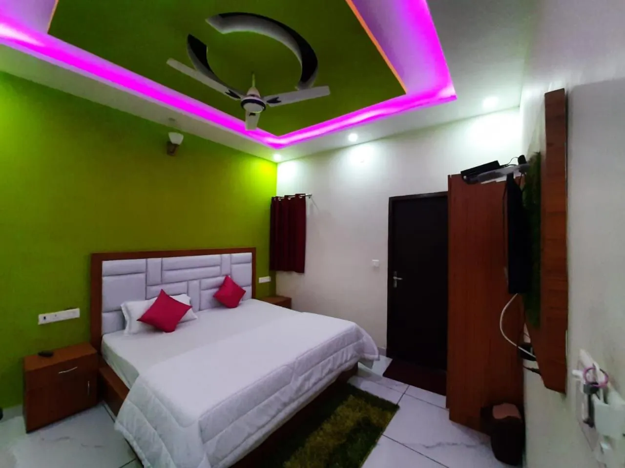 Photo of the whole room, Bed in AK Residency