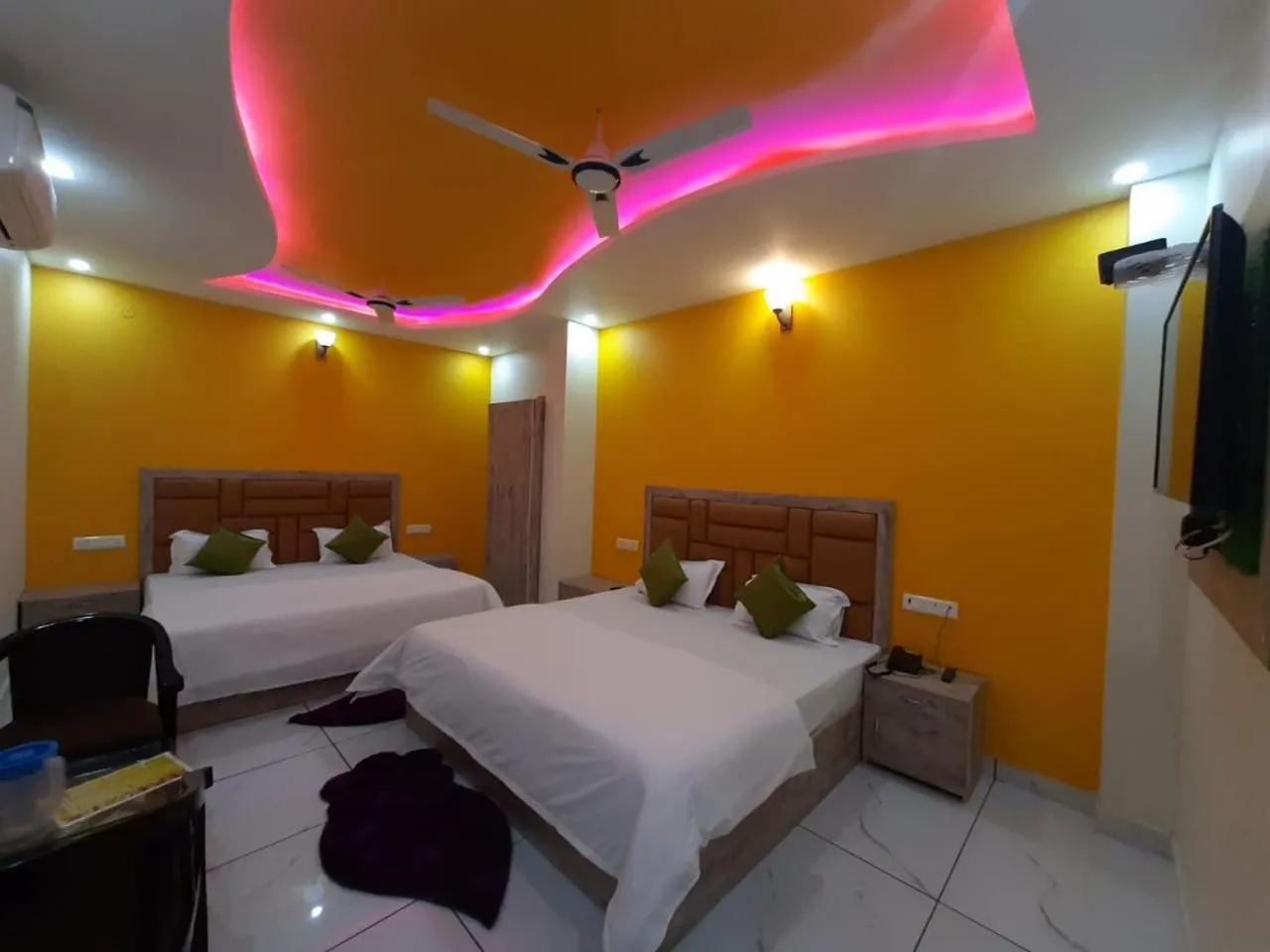 Photo of the whole room, Bed in AK Residency