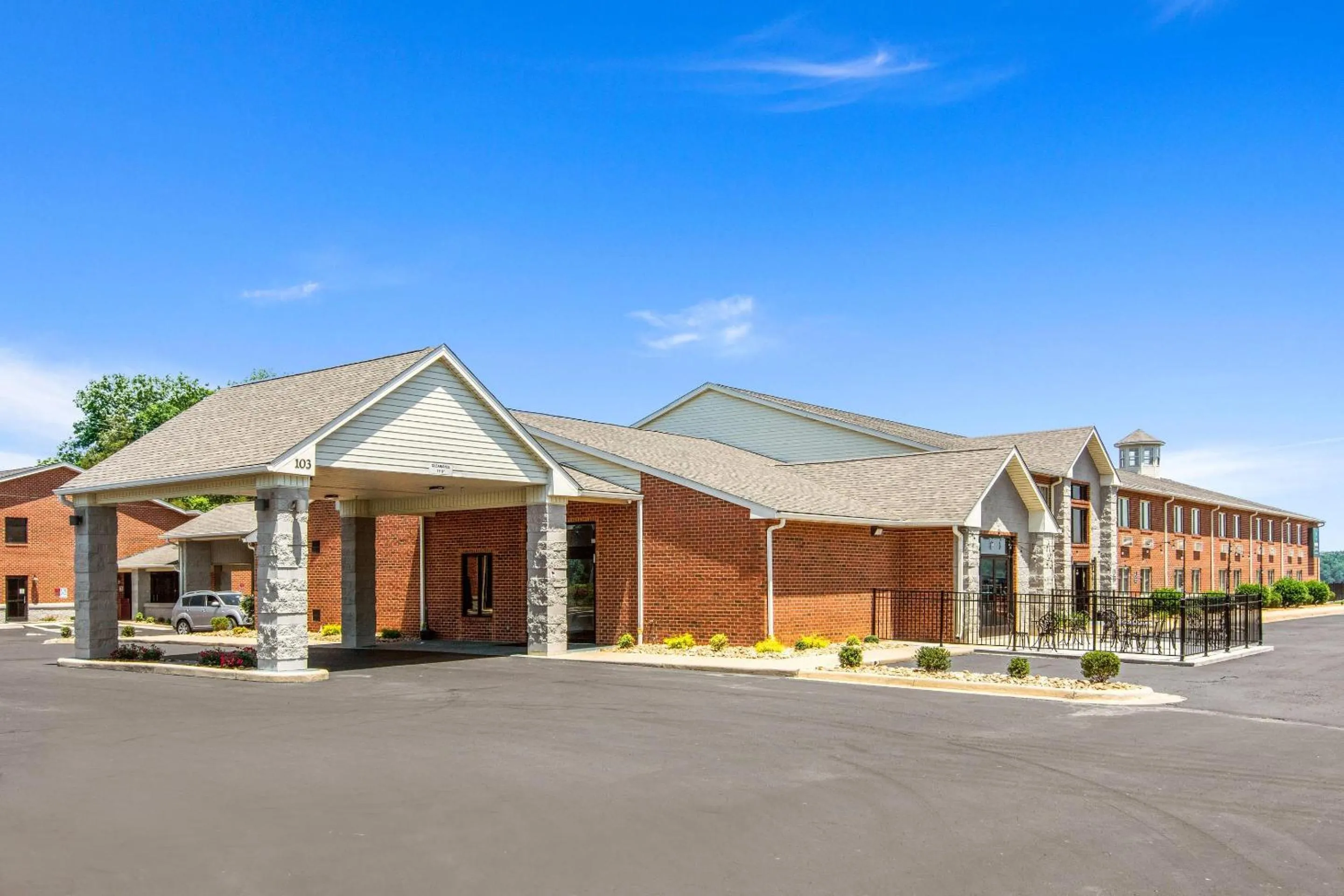 Property building in Clarion Pointe on the lake Clarksville-South Hill West