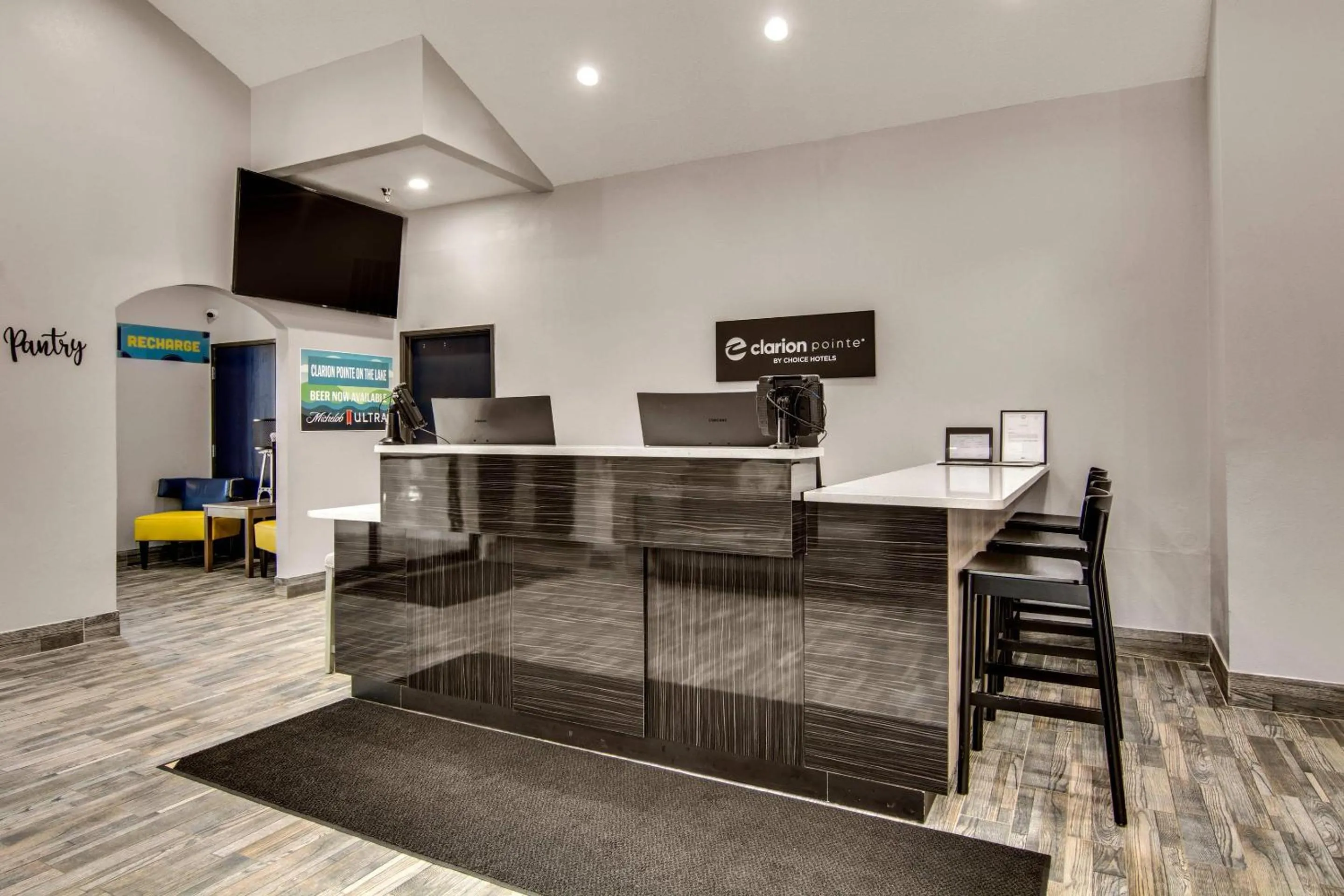 Lobby or reception in Clarion Pointe on the lake Clarksville-South Hill West