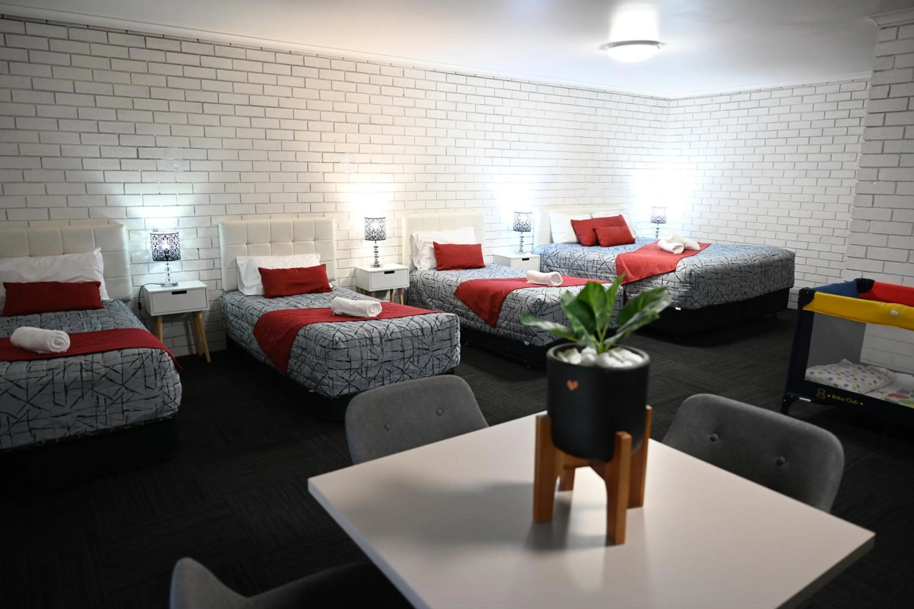 Photo of the whole room, Bed in Cameo Inn Motel