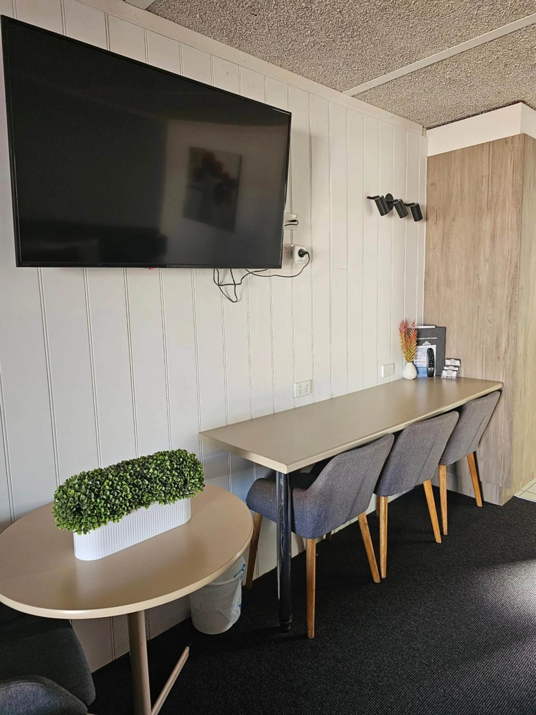 hair dresser in Cameo Inn Motel