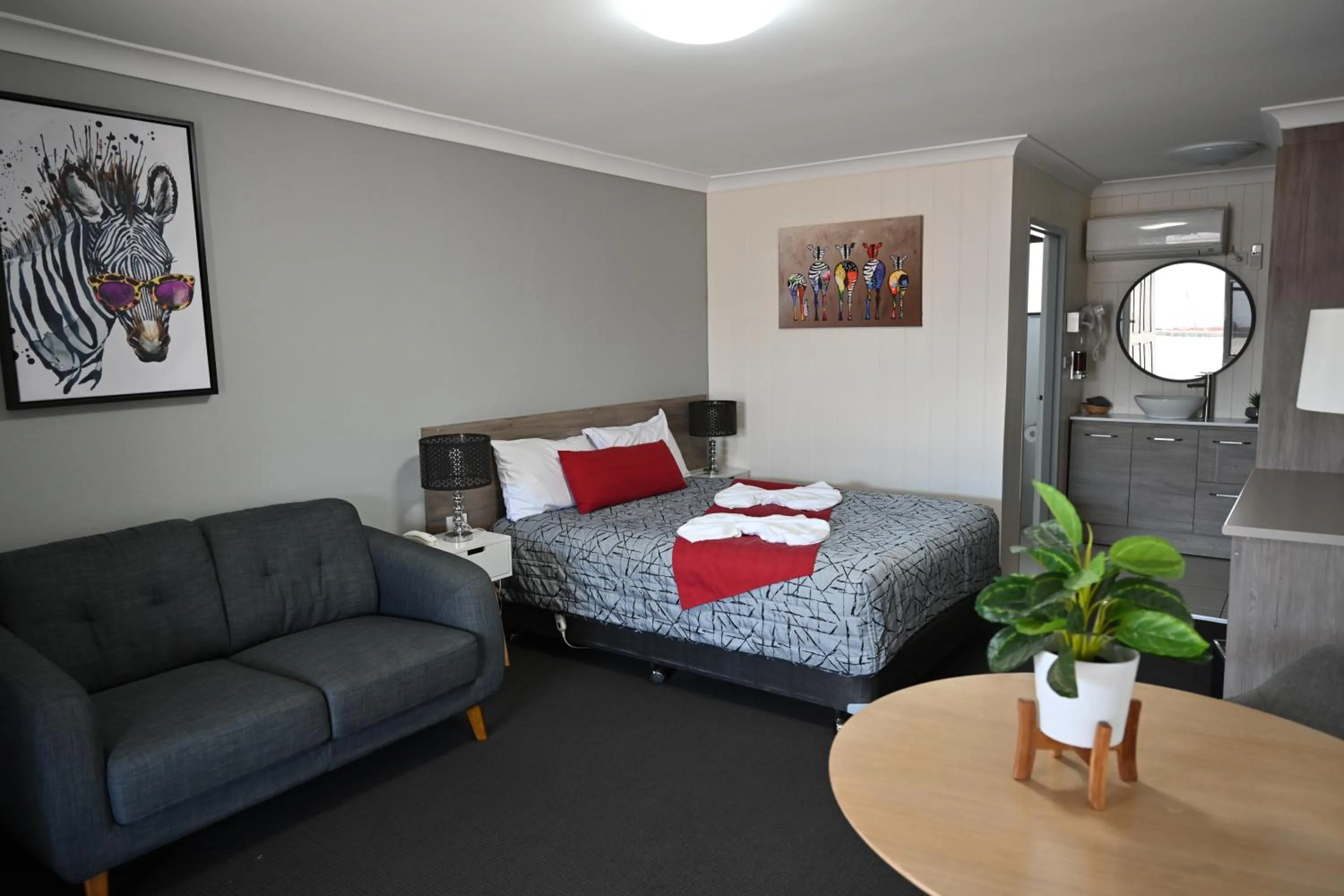 Photo of the whole room, Bed in Cameo Inn Motel