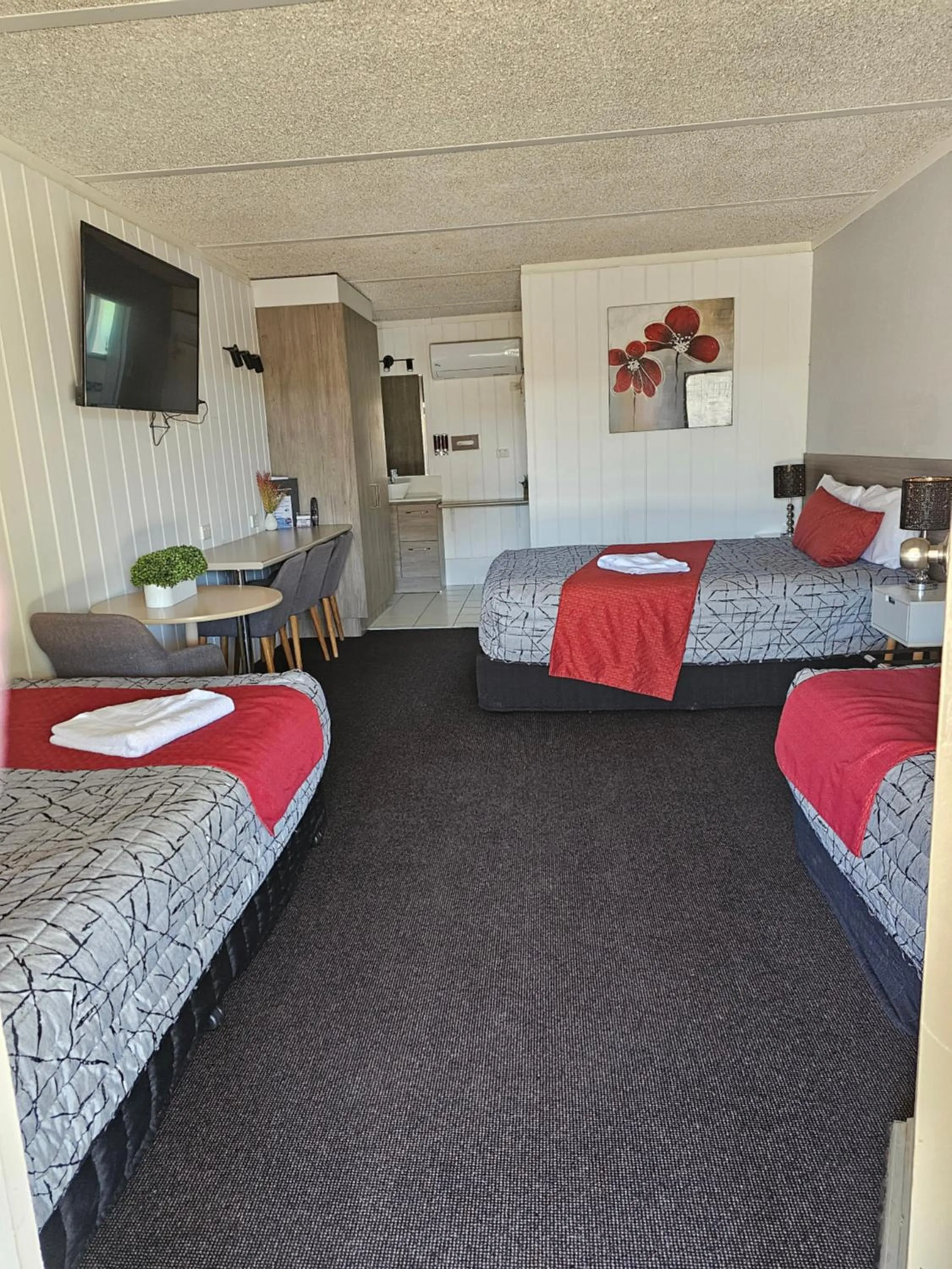 Bedroom, Bed in Cameo Inn Motel