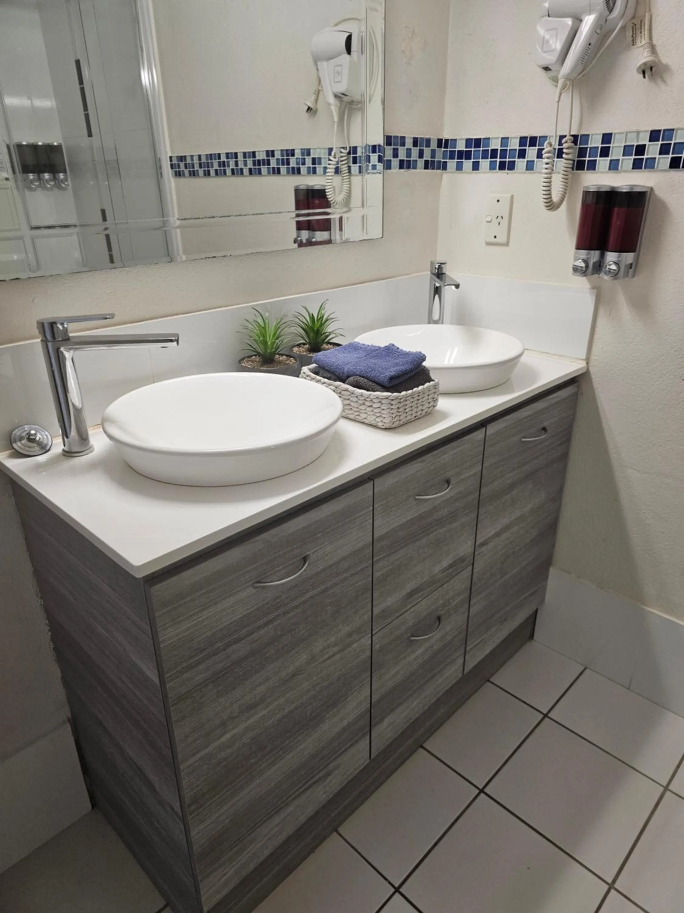 Bathroom in Cameo Inn Motel