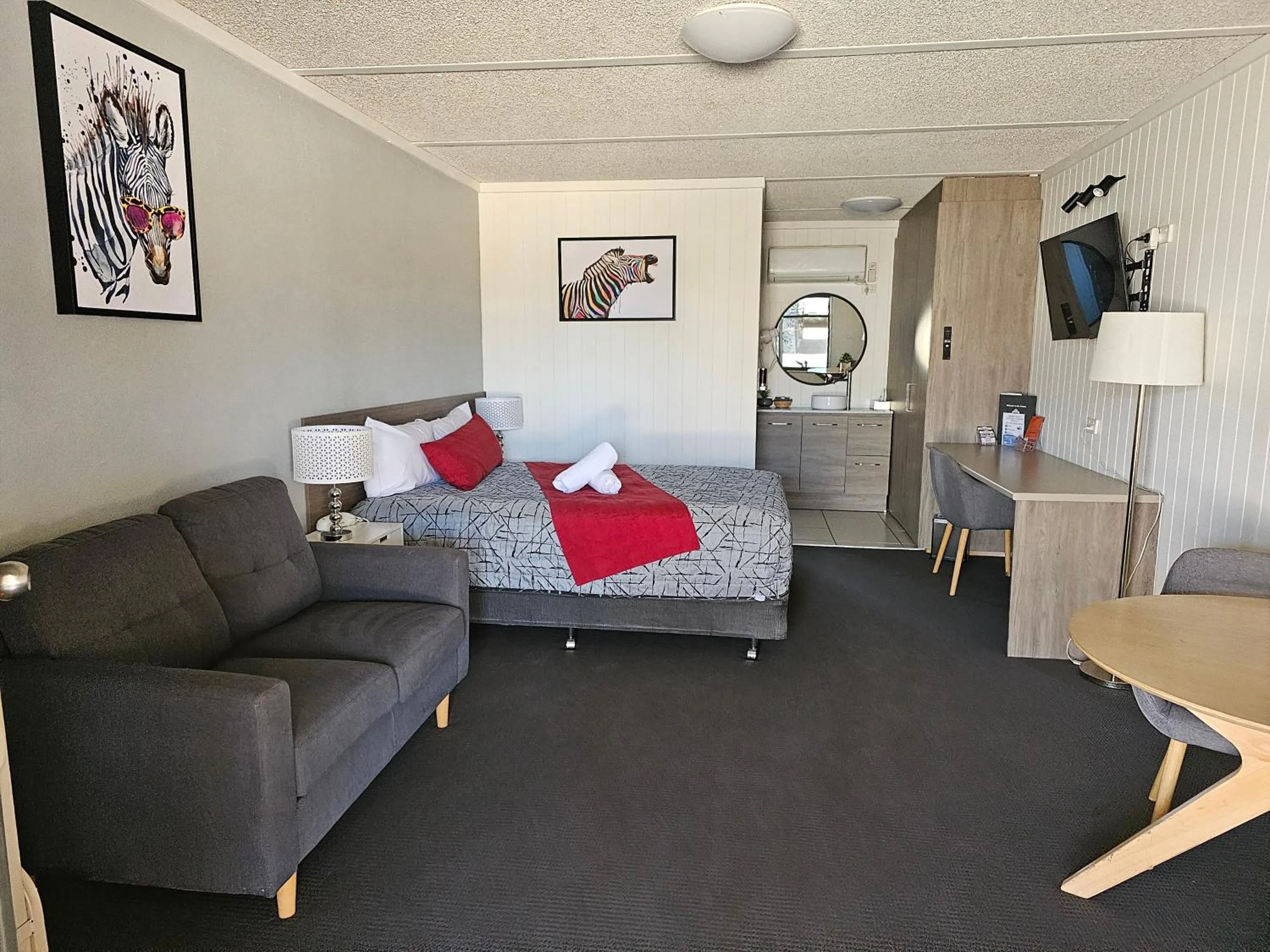 Bedroom in Cameo Inn Motel