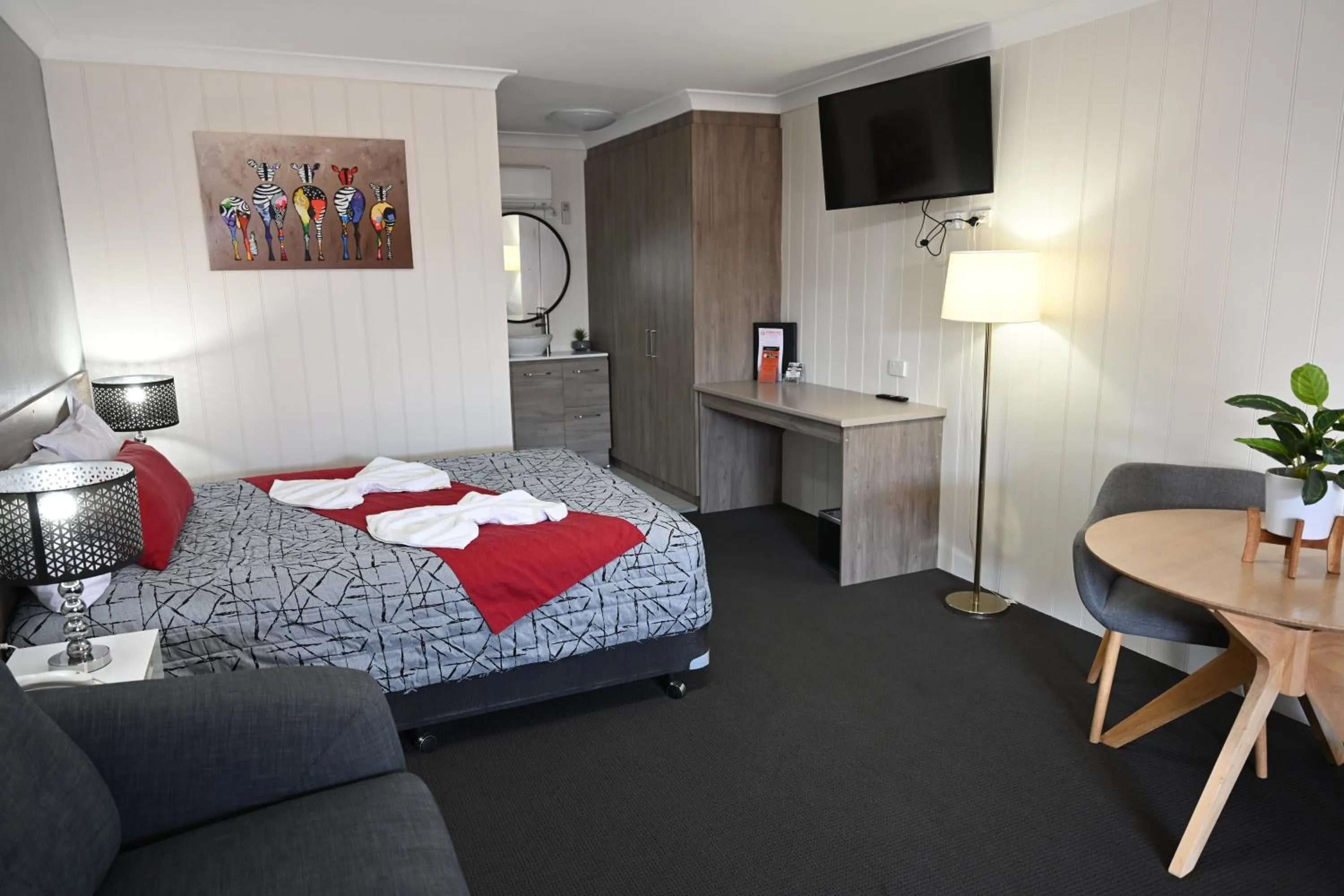 Bedroom, Bed in Cameo Inn Motel