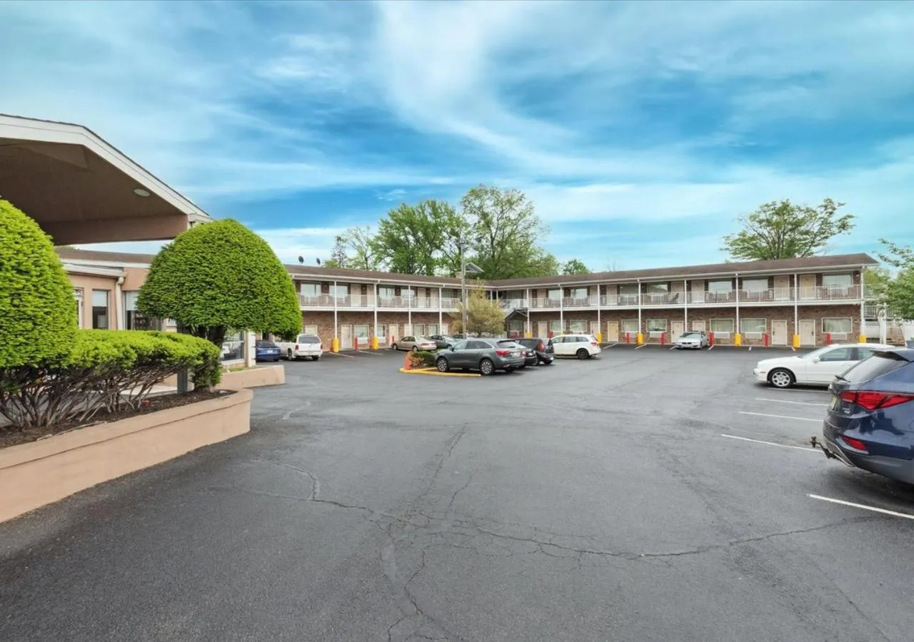 Parking in Edison Motor Lodge