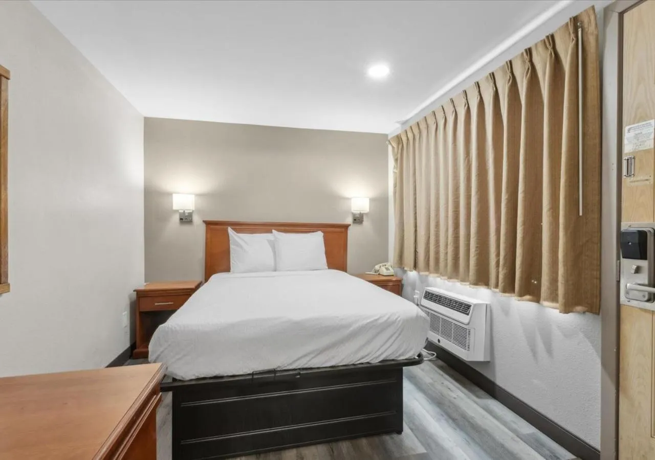 Bedroom, Bed in Edison Motor Lodge