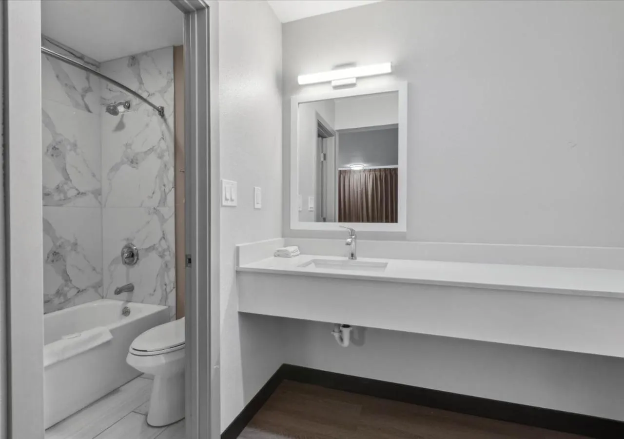 Bathroom in Edison Motor Lodge