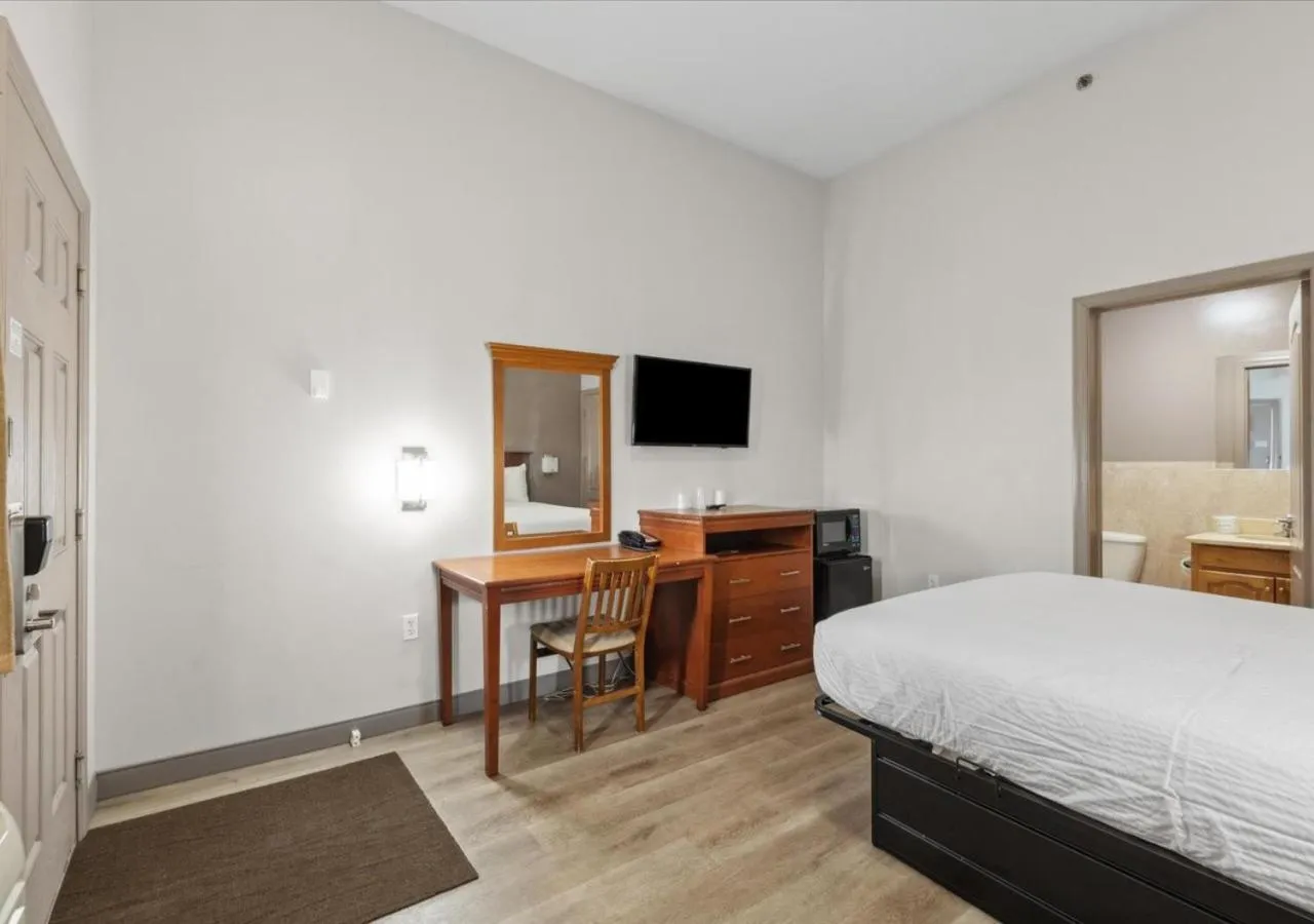 Living room, Bed in Edison Motor Lodge