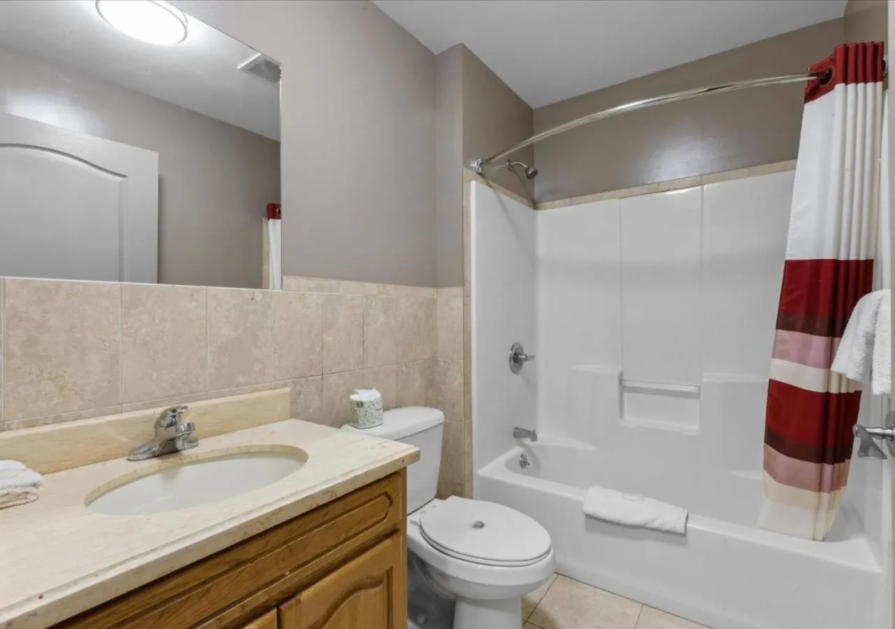 Bathroom in Edison Motor Lodge