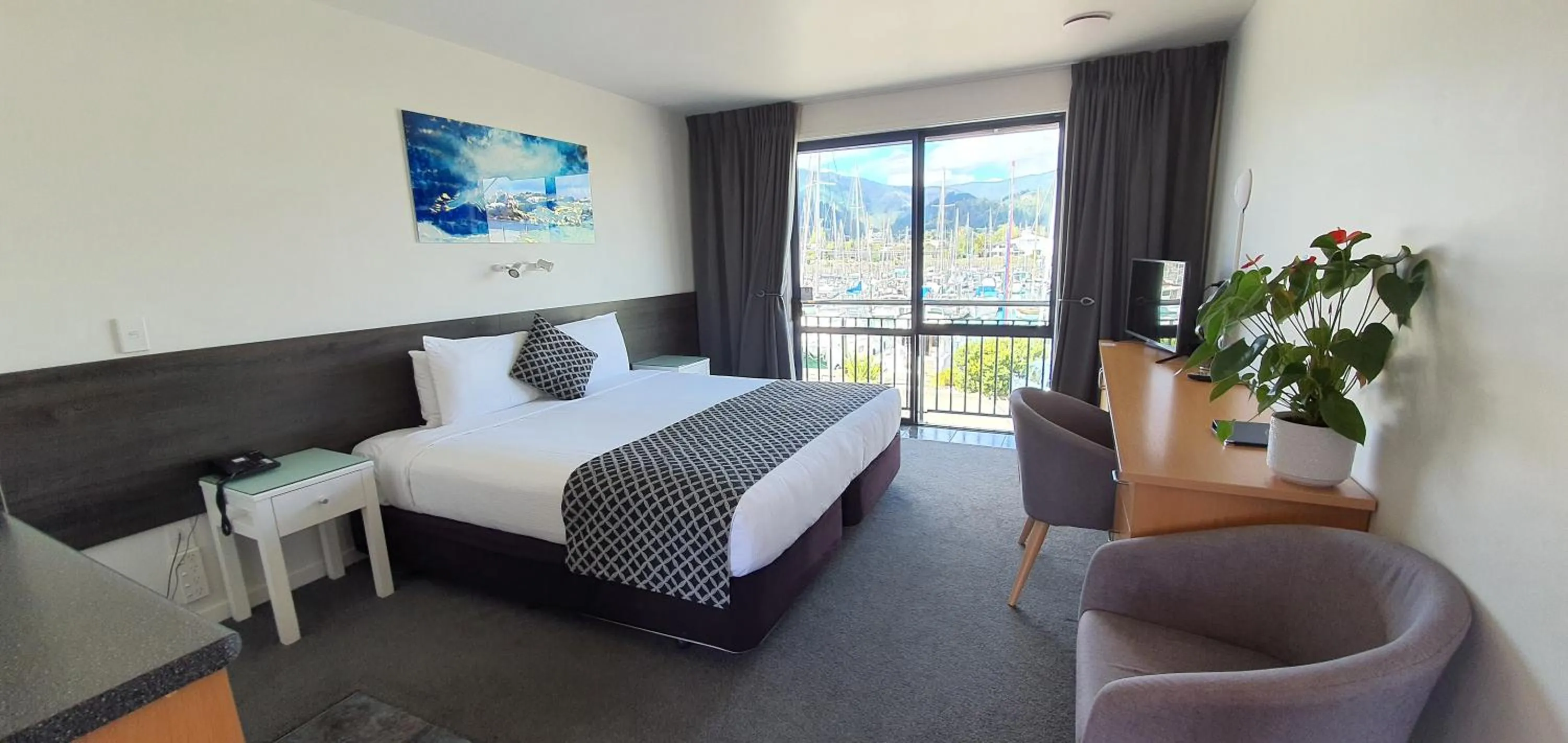 Photo of the whole room, Bed in Harbourside Lodge