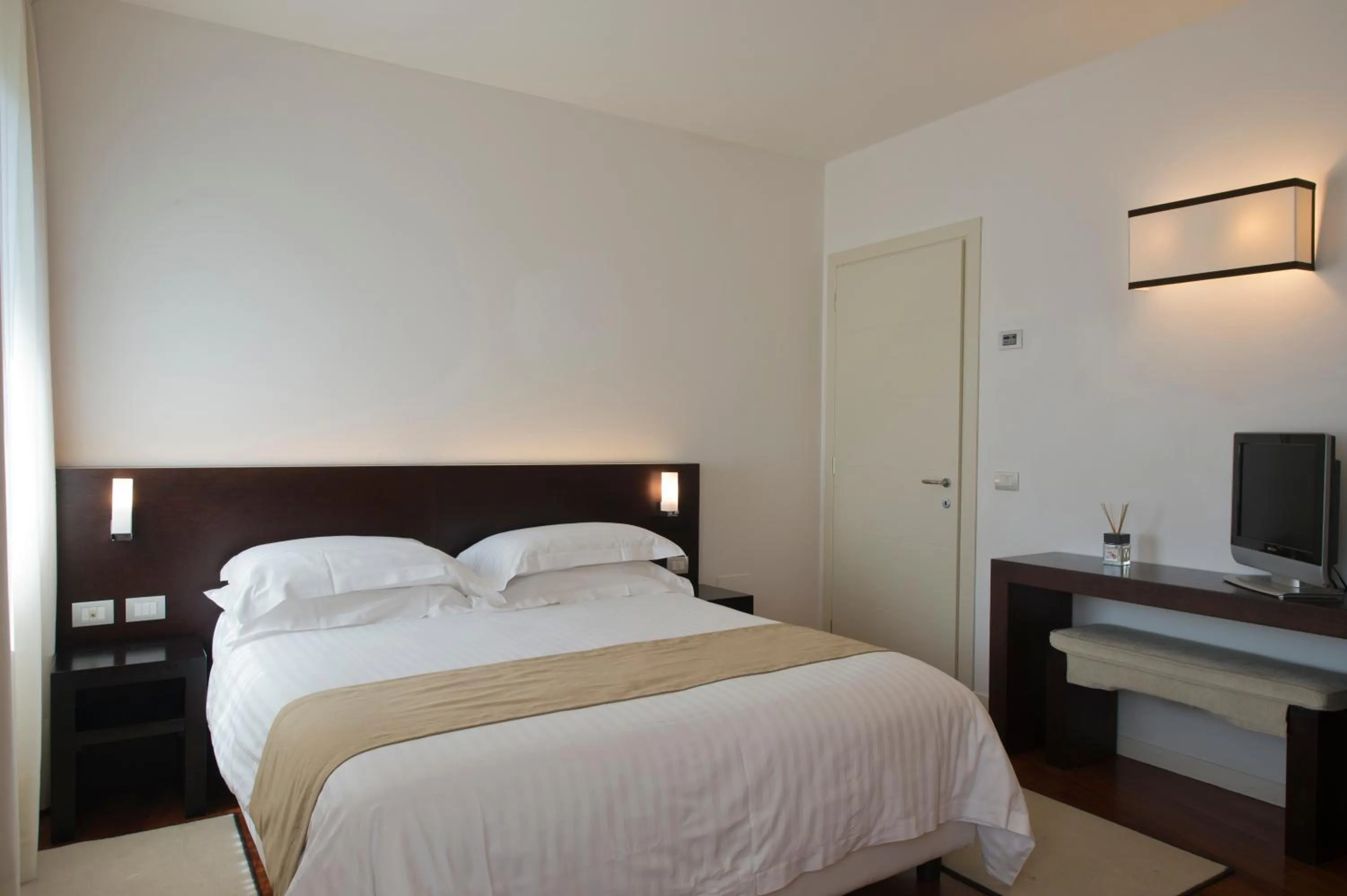 Bedroom, Bed in Eden Rock Resort