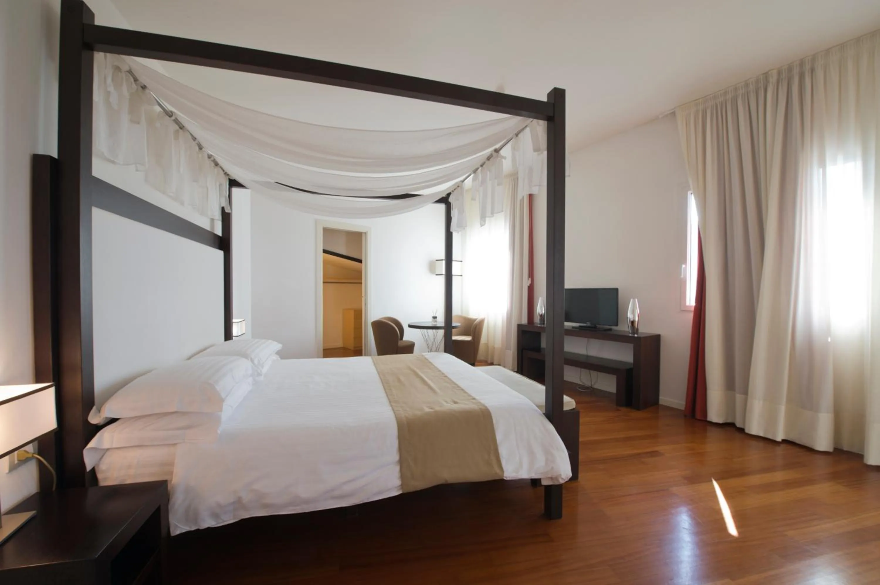 Bedroom, Bed in Eden Rock Resort