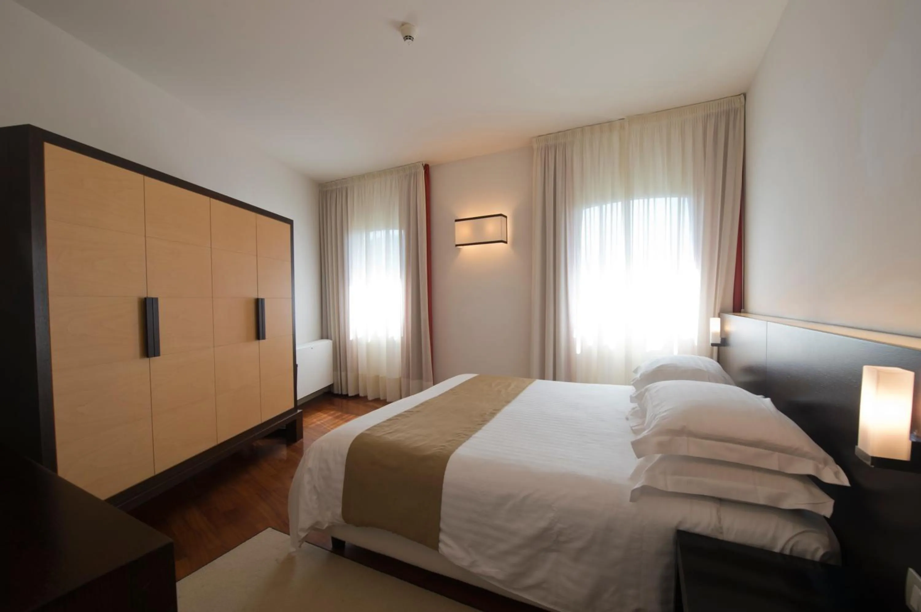 Bedroom, Bed in Eden Rock Resort