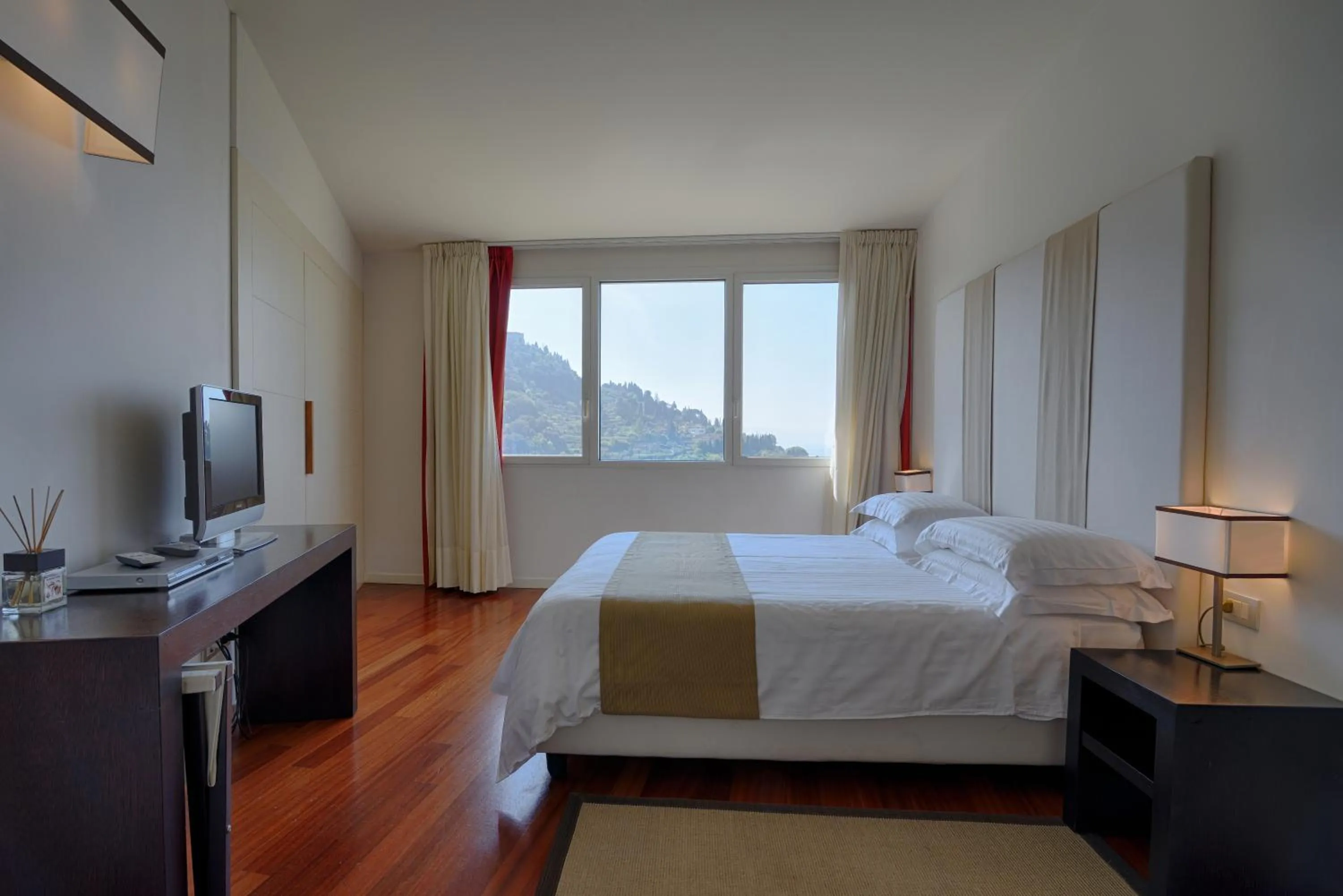 Bedroom, Bed in Eden Rock Resort