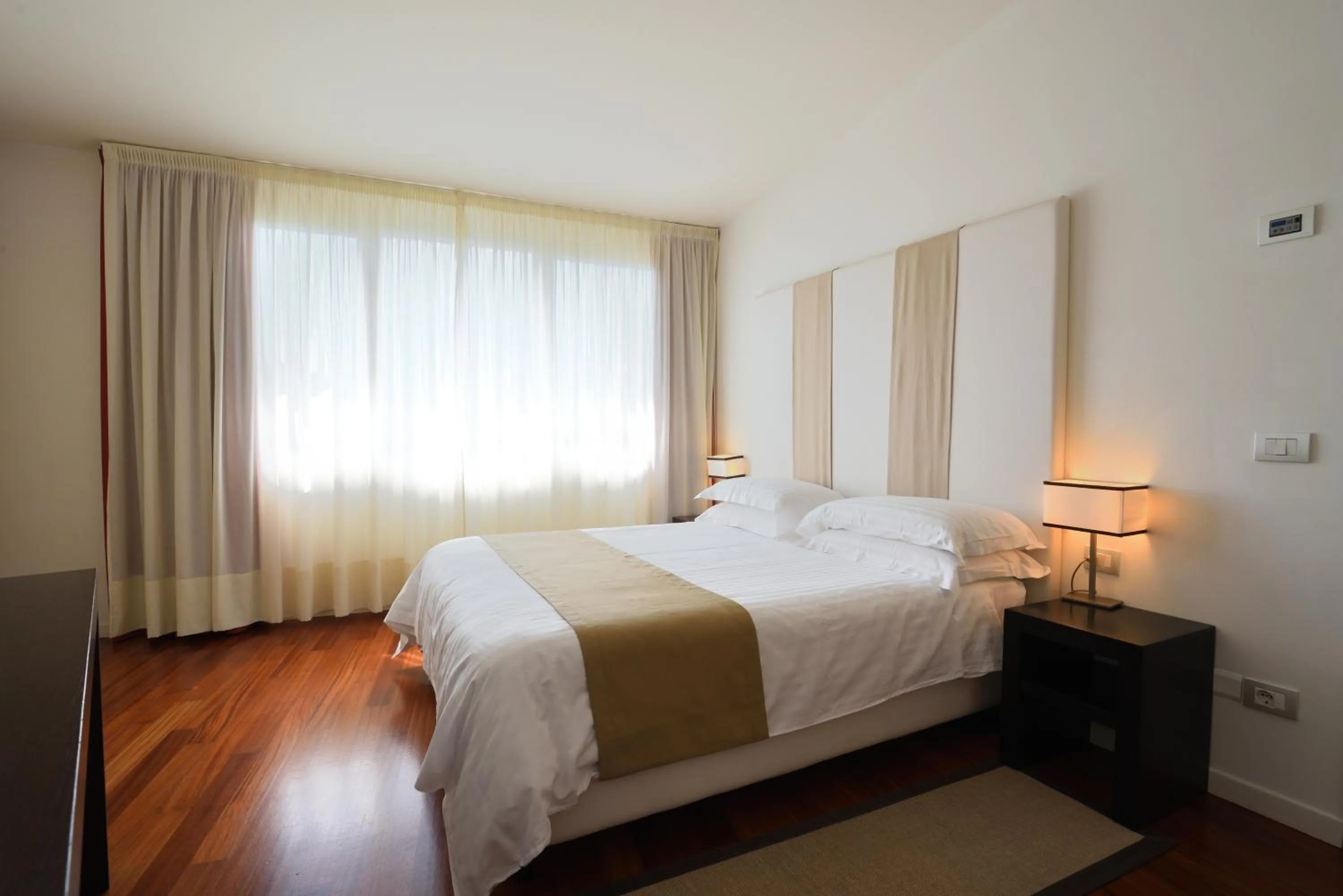 Bedroom, Bed in Eden Rock Resort