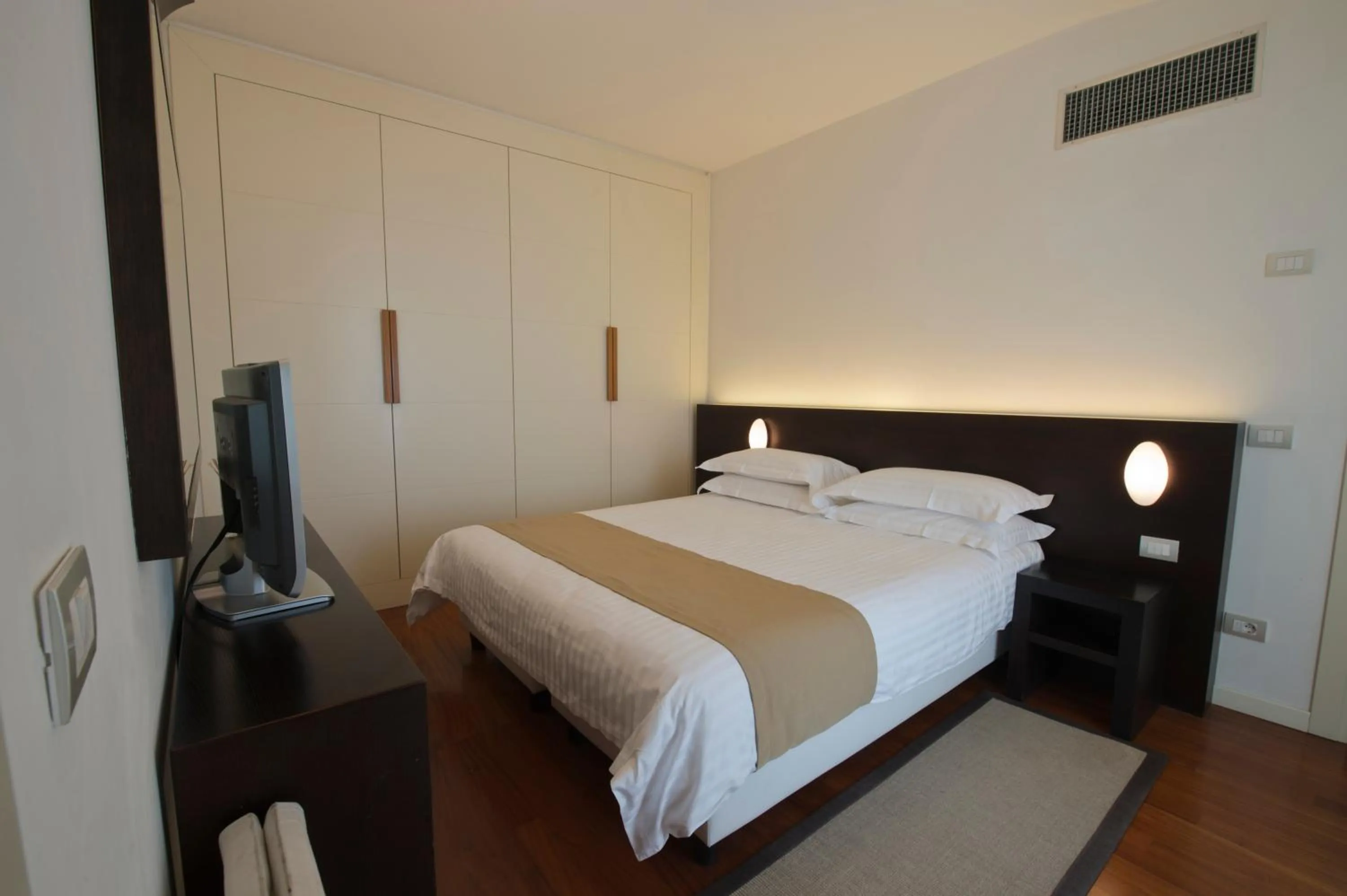 Bedroom, Bed in Eden Rock Resort