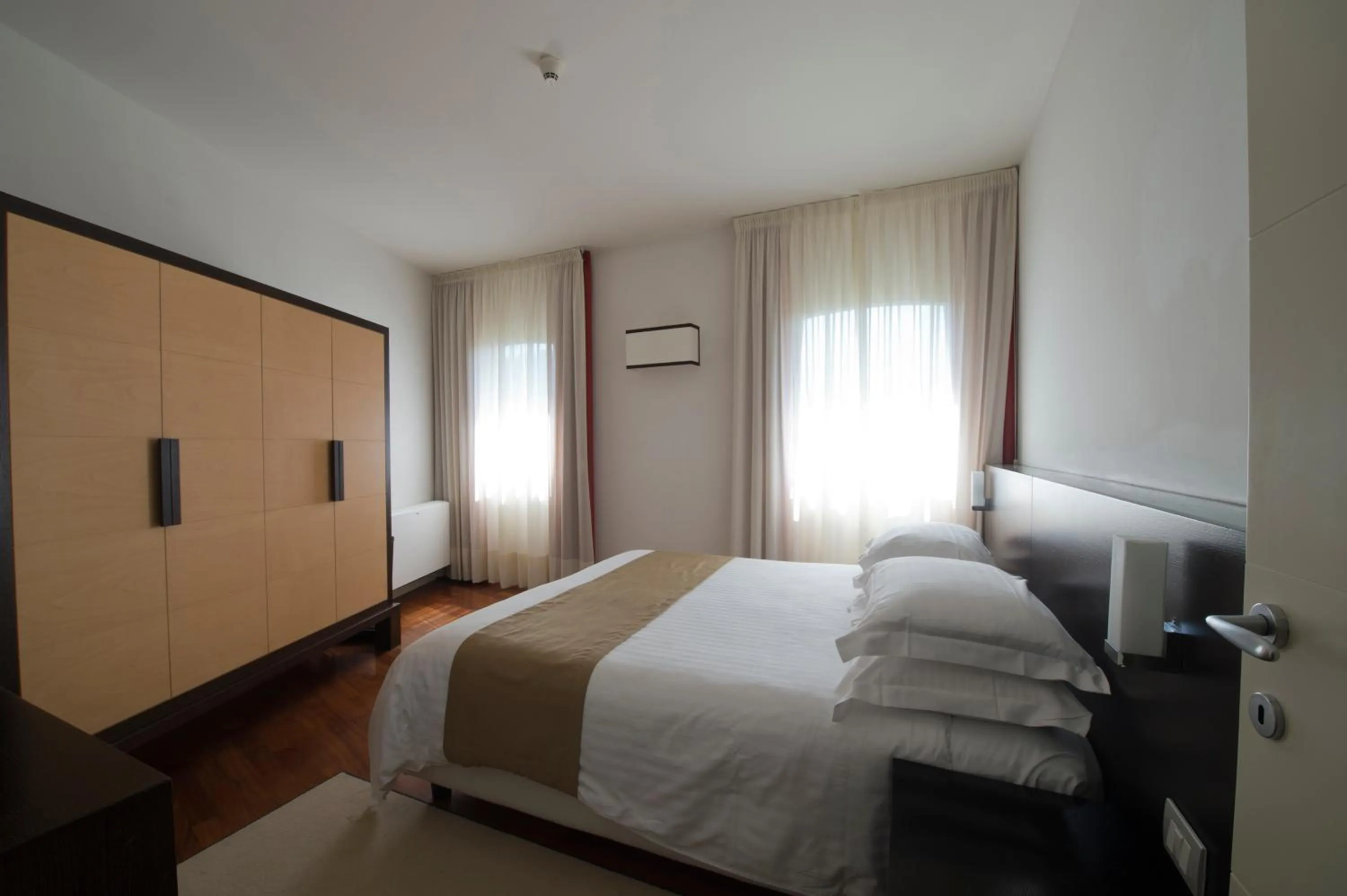 Bedroom, Bed in Eden Rock Resort