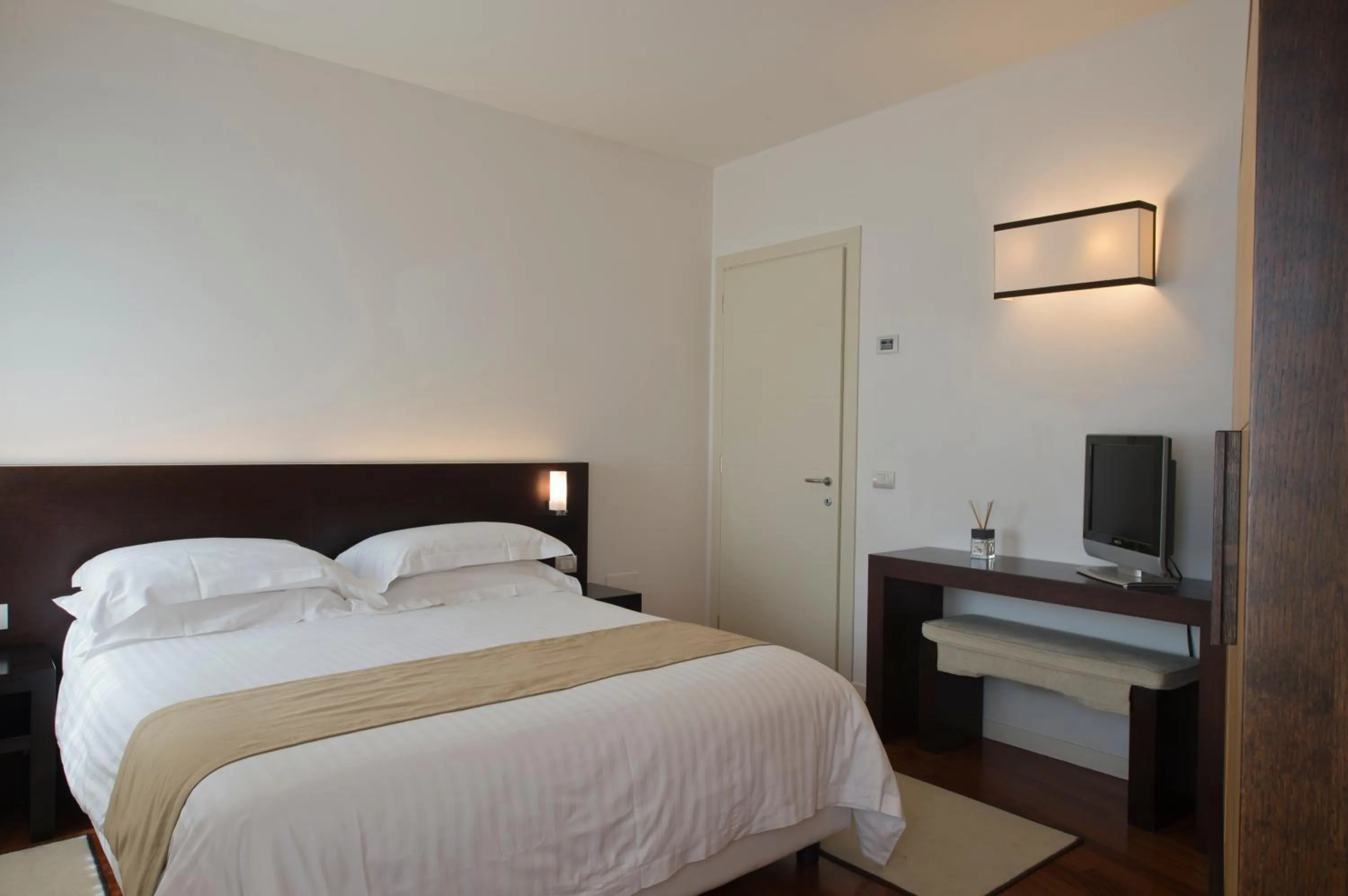 Bedroom, Bed in Eden Rock Resort