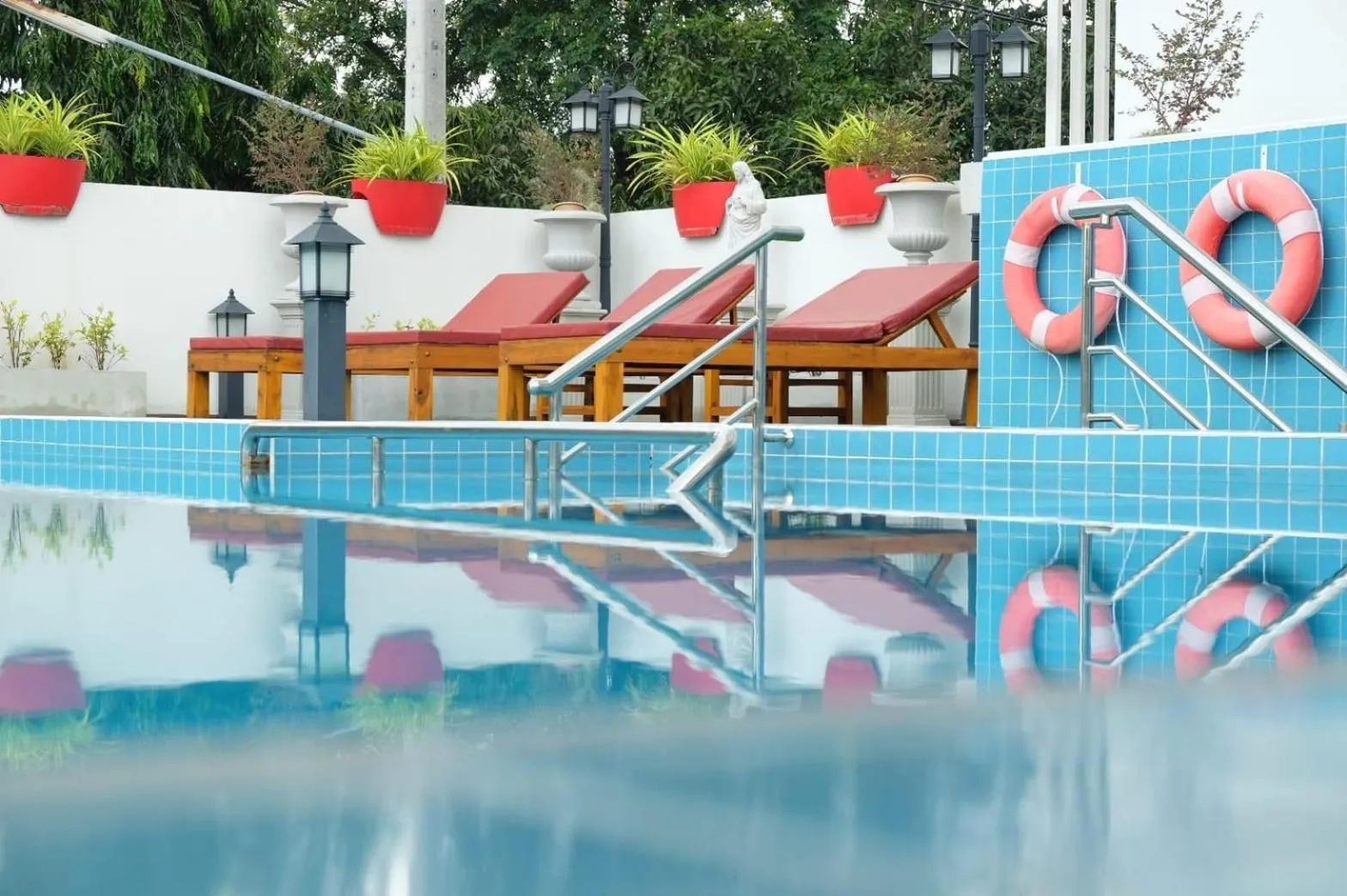 Swimming pool in Christella Hotel Laemchabang