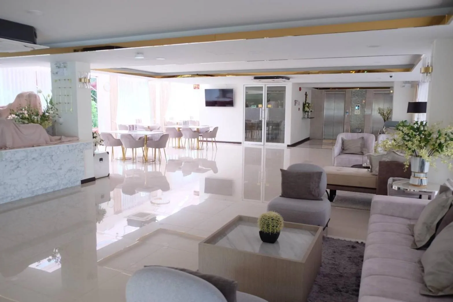 Lobby or reception in Christella Hotel Laemchabang