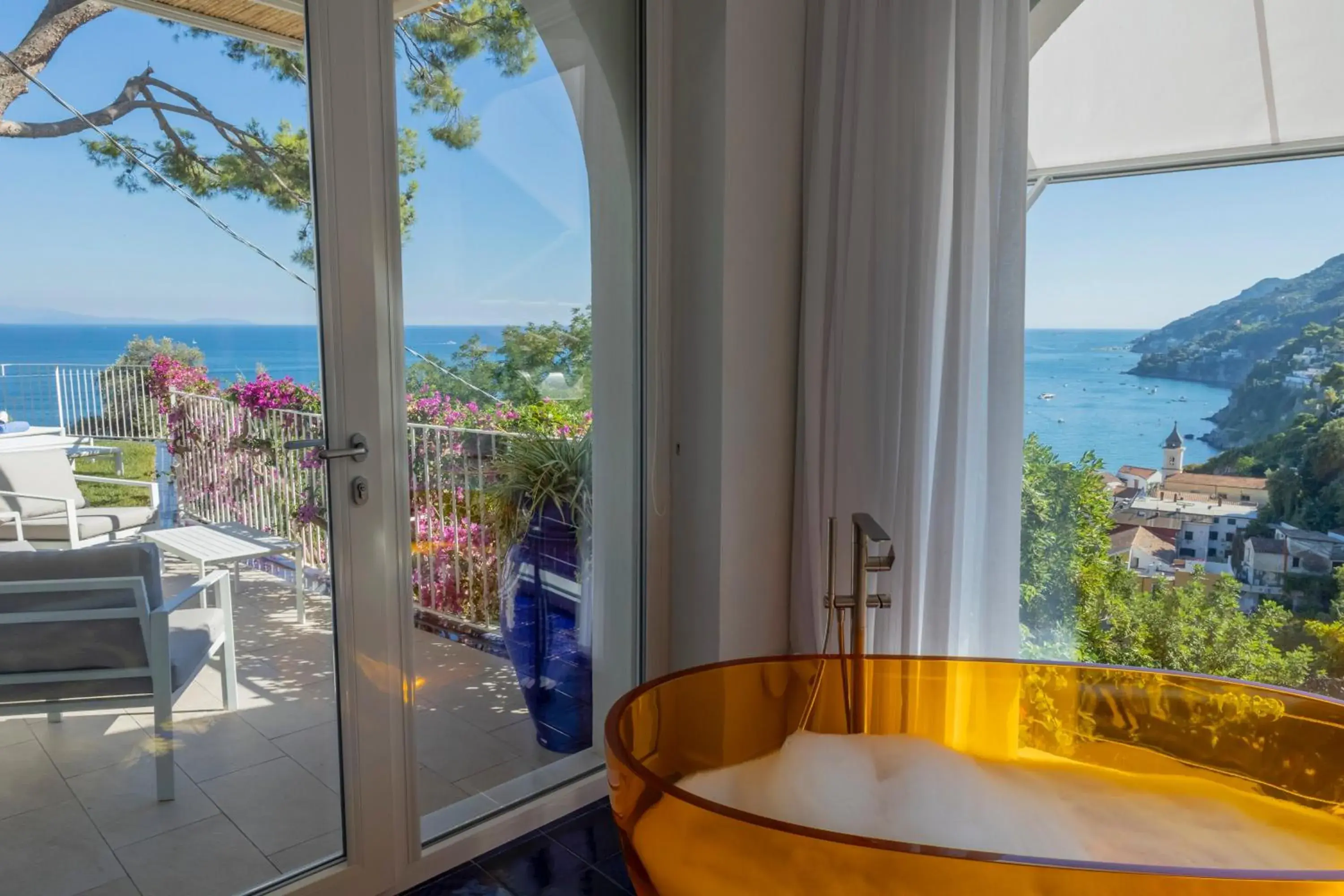 Quadruple Room with Sea View in Decori Suites Amalfi Coast - Free Parking Quadruple Room with Sea View in Decori Suites Amalfi Coast - Free Parking