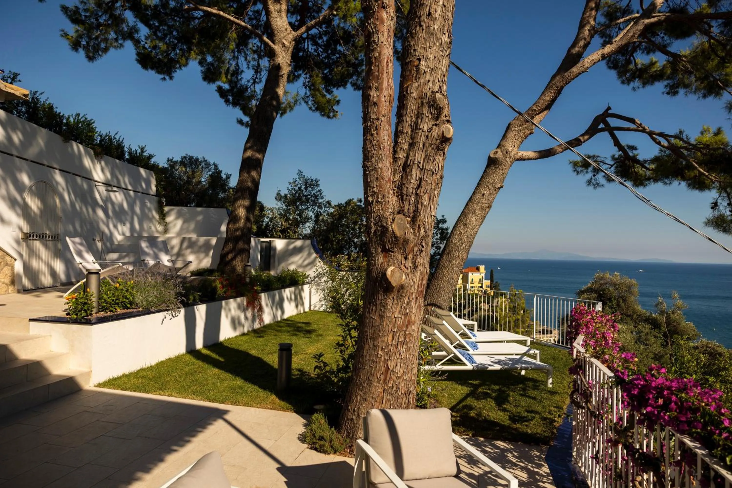 Garden in Decori Suites Amalfi Coast - Free Parking