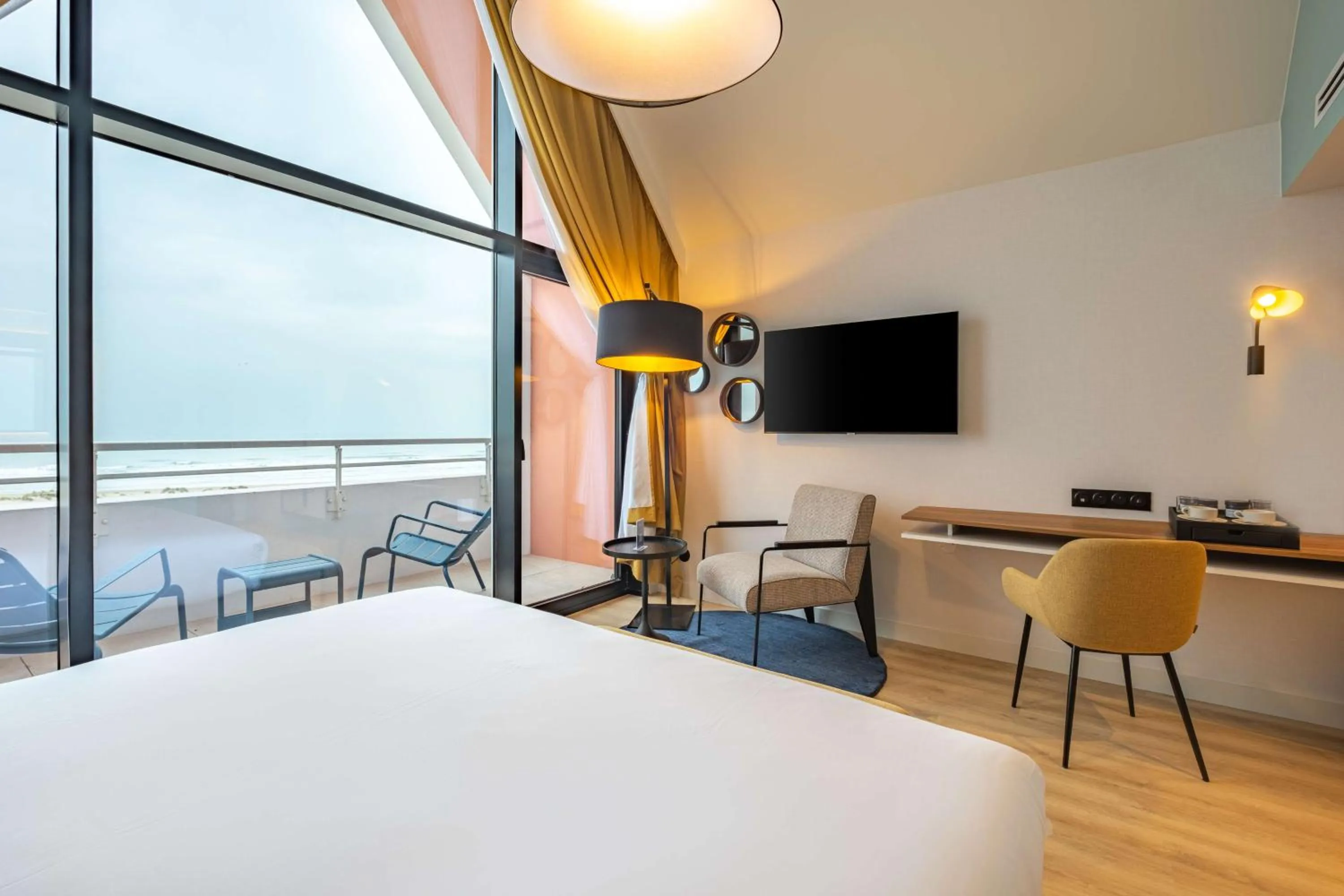 Bedroom, Bed in Radisson Blu Grand Hotel & Spa, Malo-Les-Bains