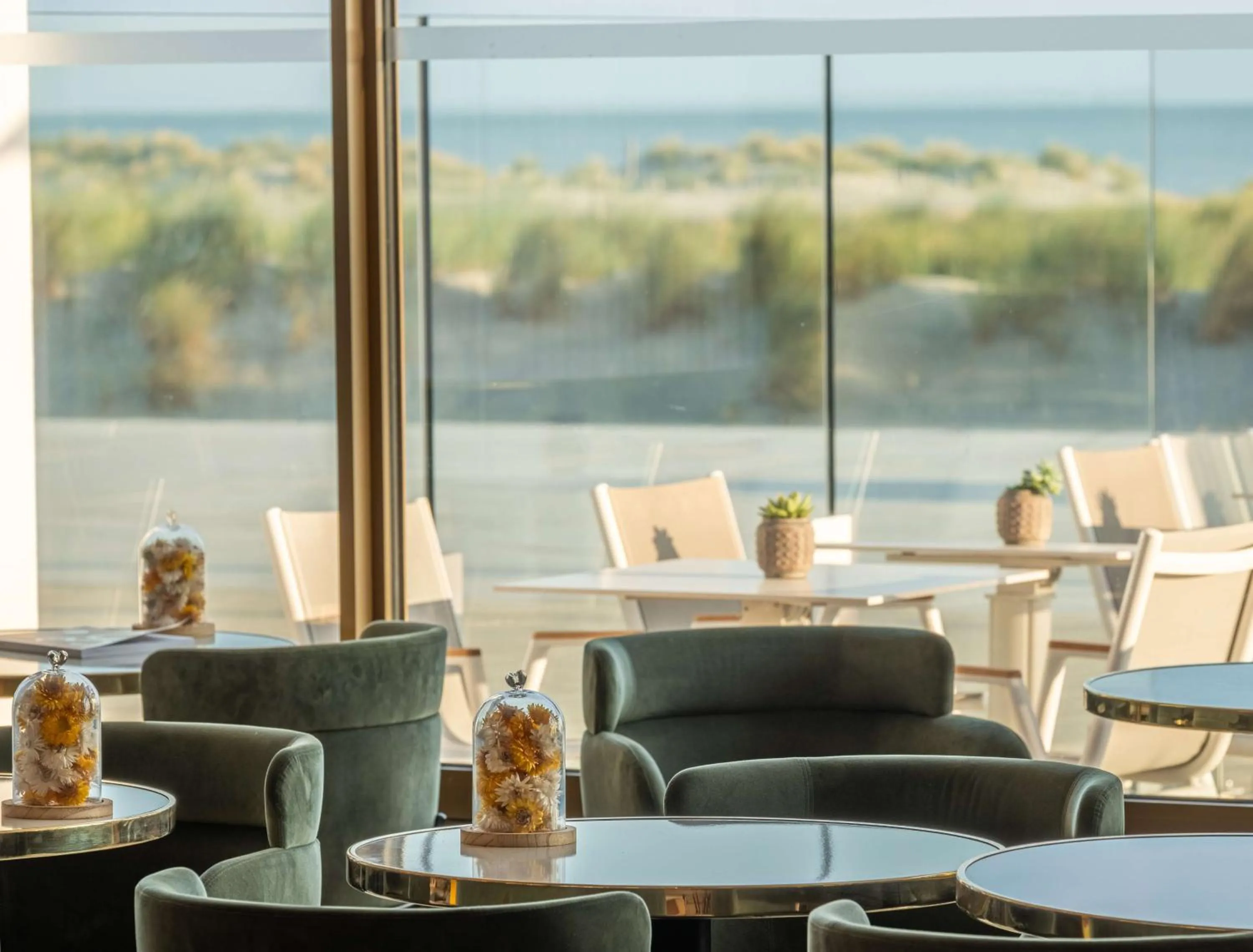 Lounge or bar in Radisson Blu Grand Hotel & Spa, Malo-Les-Bains