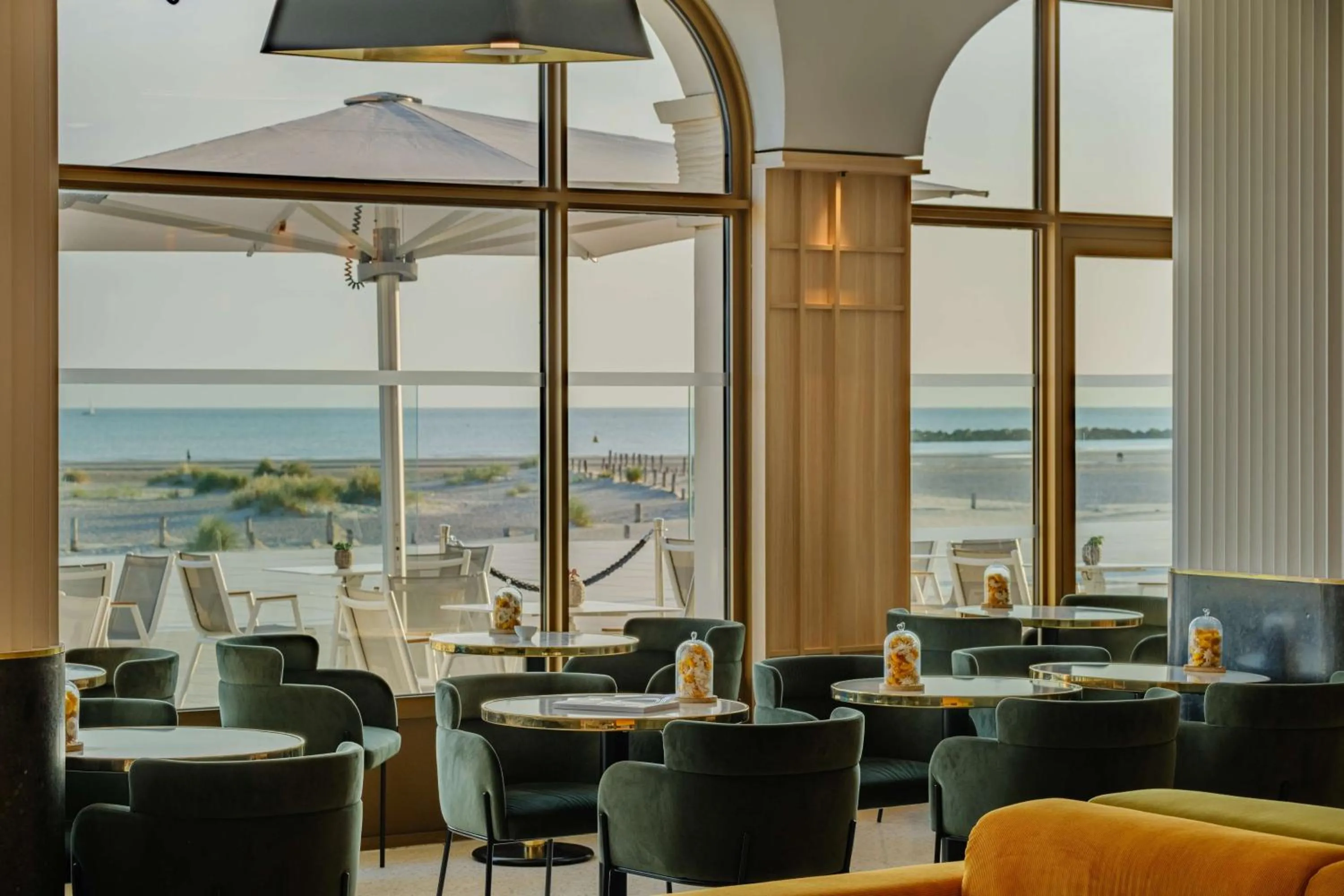 Lounge or bar in Radisson Blu Grand Hotel & Spa, Malo-Les-Bains