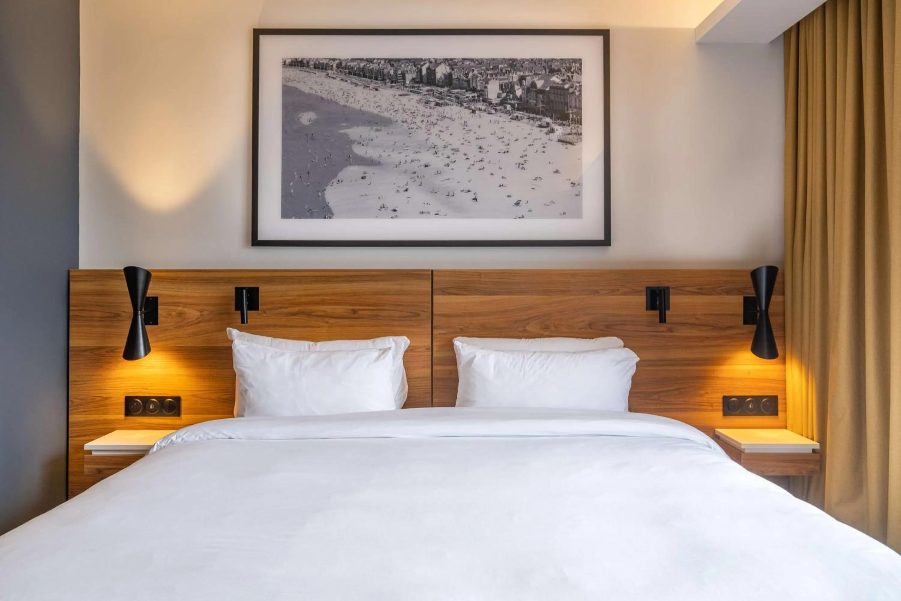 Bedroom, Bed in Radisson Blu Grand Hotel & Spa, Malo-Les-Bains