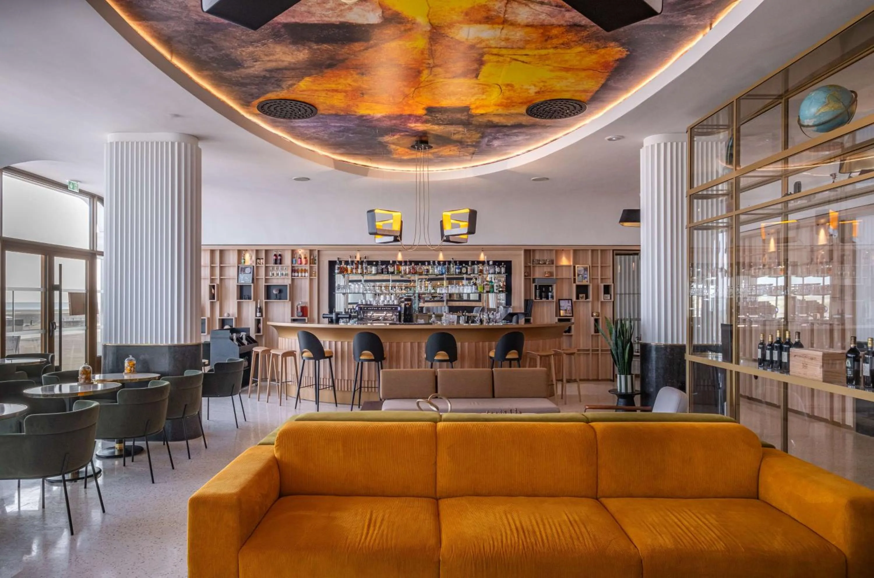 Lounge or bar in Radisson Blu Grand Hotel & Spa, Malo-Les-Bains