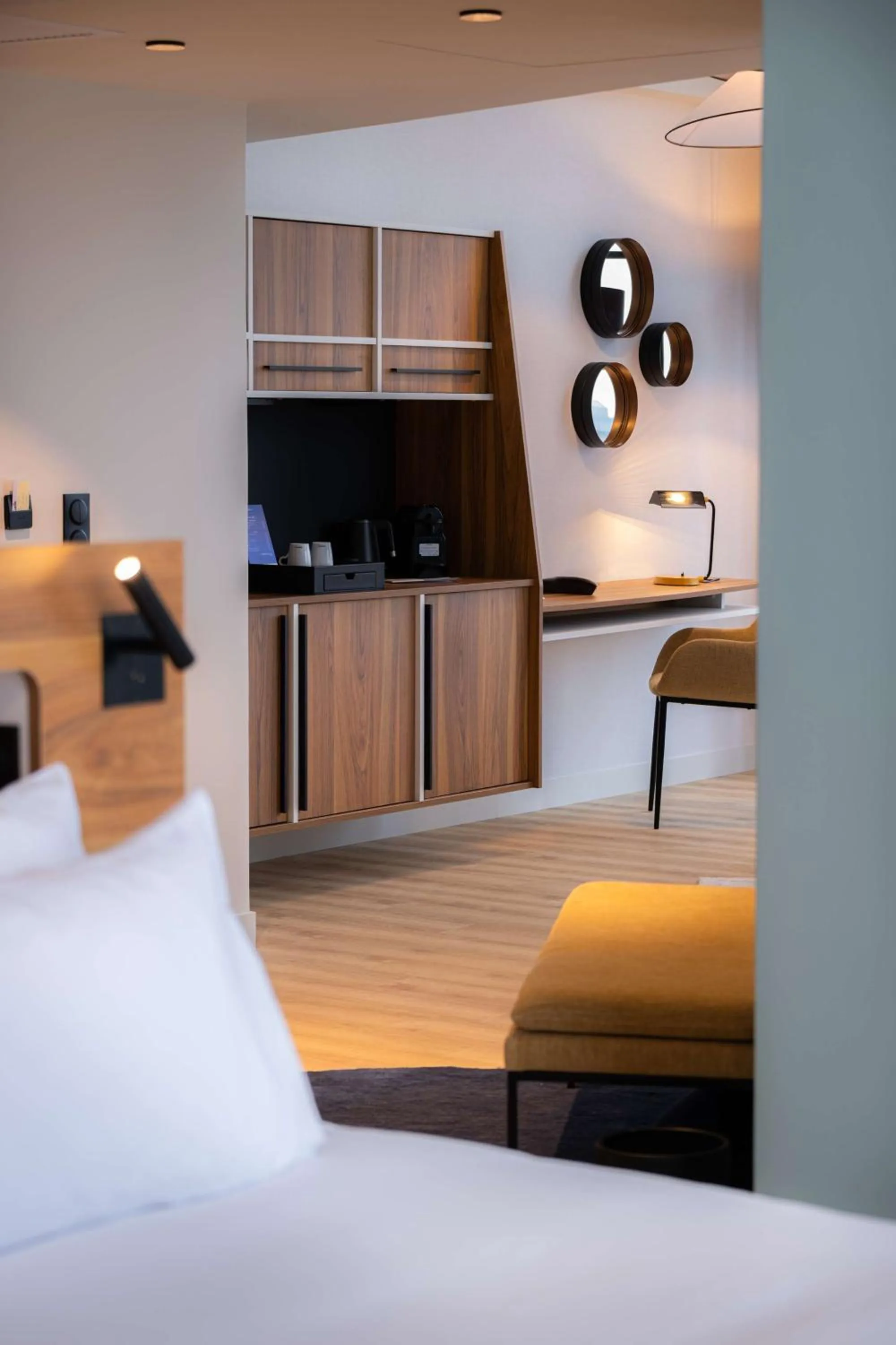 Kitchen or kitchenette, Bed in Radisson Blu Grand Hotel & Spa, Malo-Les-Bains