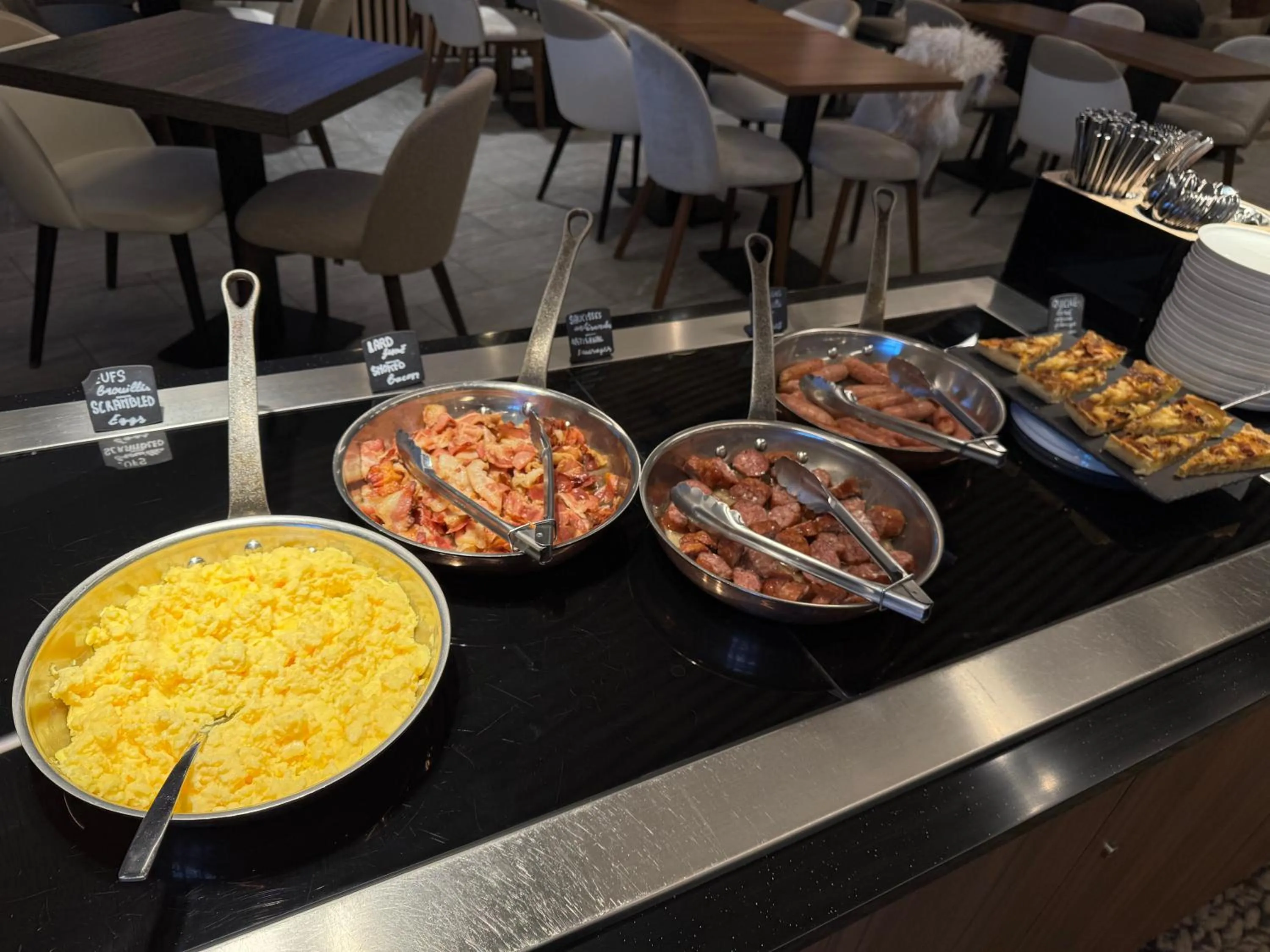 Buffet breakfast in Résidence Odalys l'Éclose