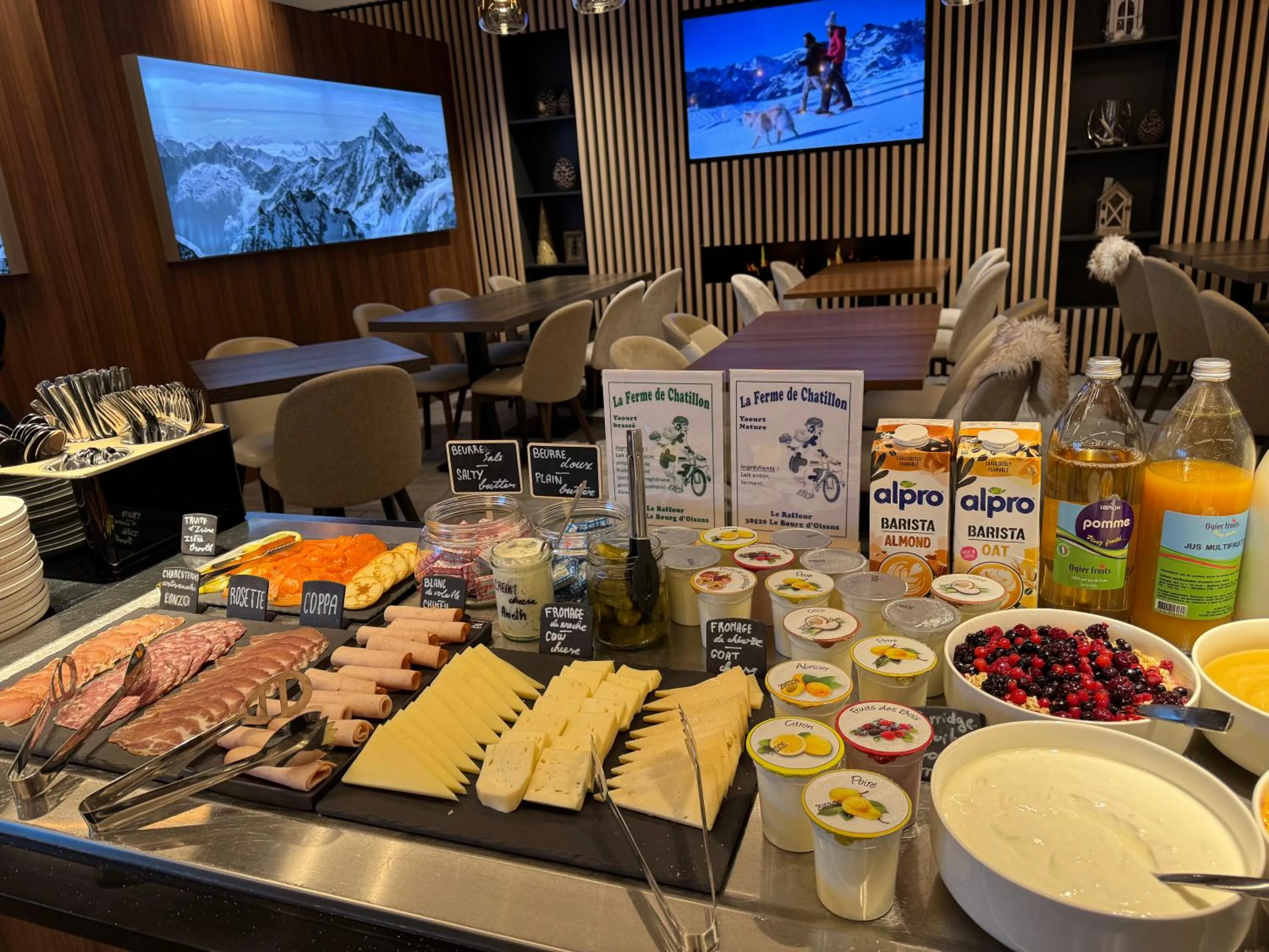 Buffet breakfast in Résidence Odalys l'Éclose