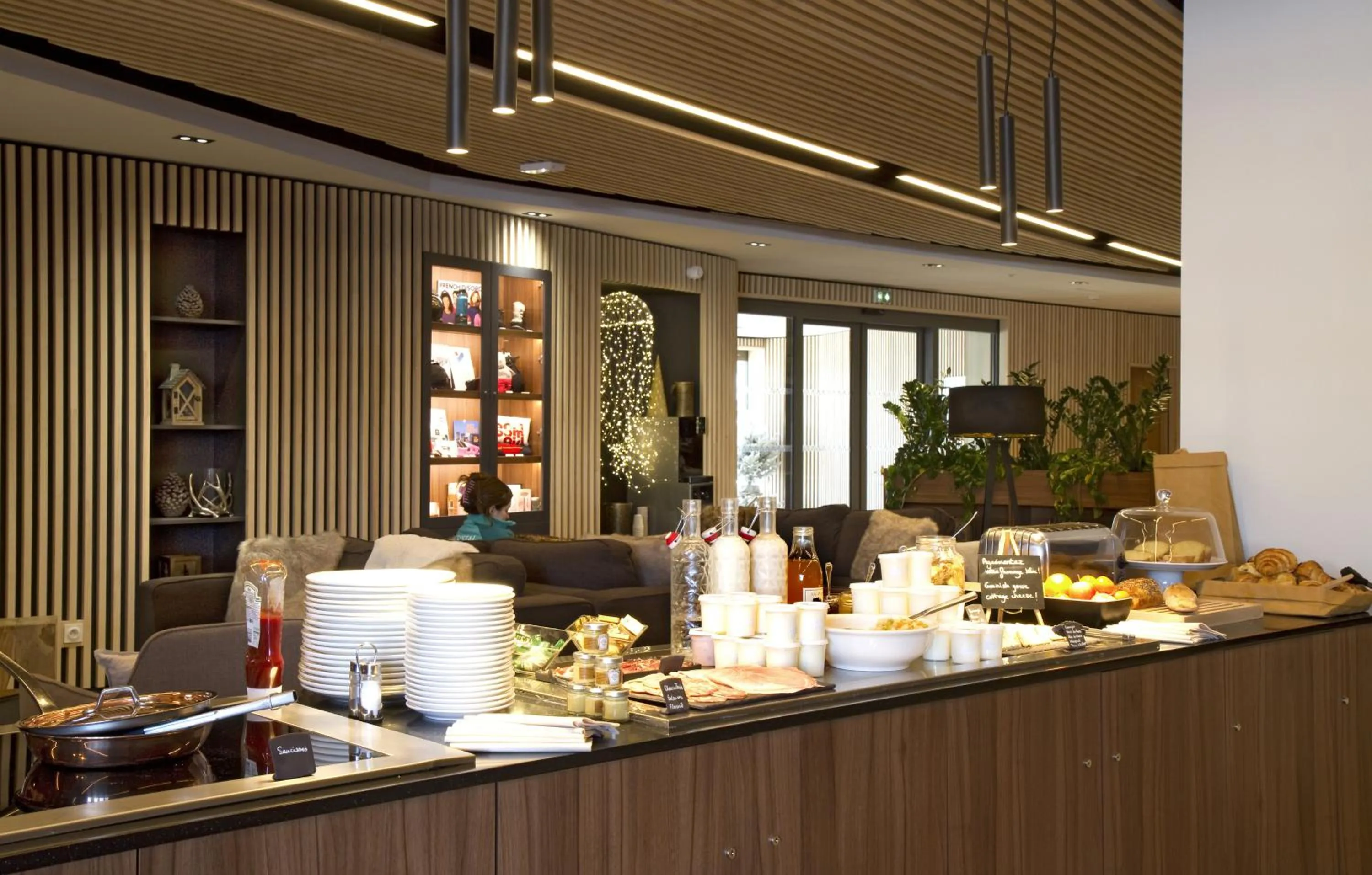 Buffet breakfast in Résidence Odalys l'Éclose