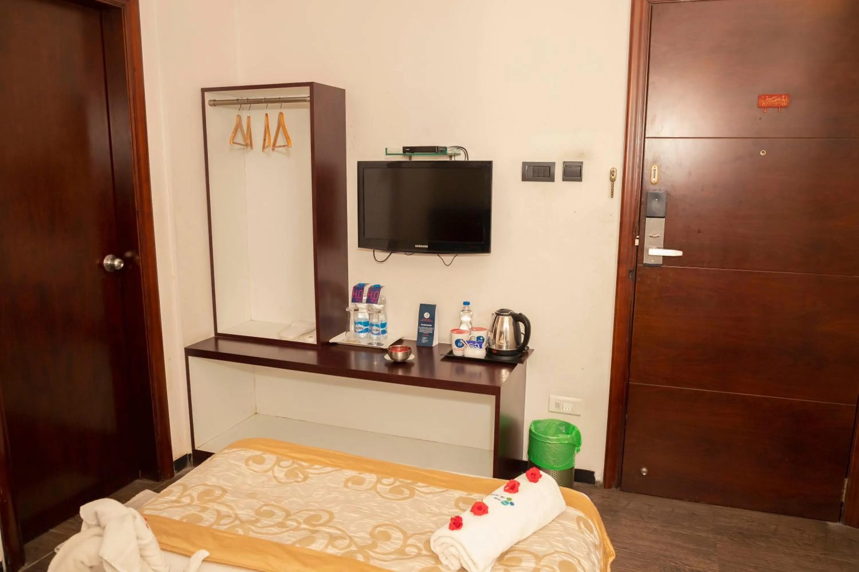 TV and multimedia, Bed in THE PEBBLE Boutique Hotel