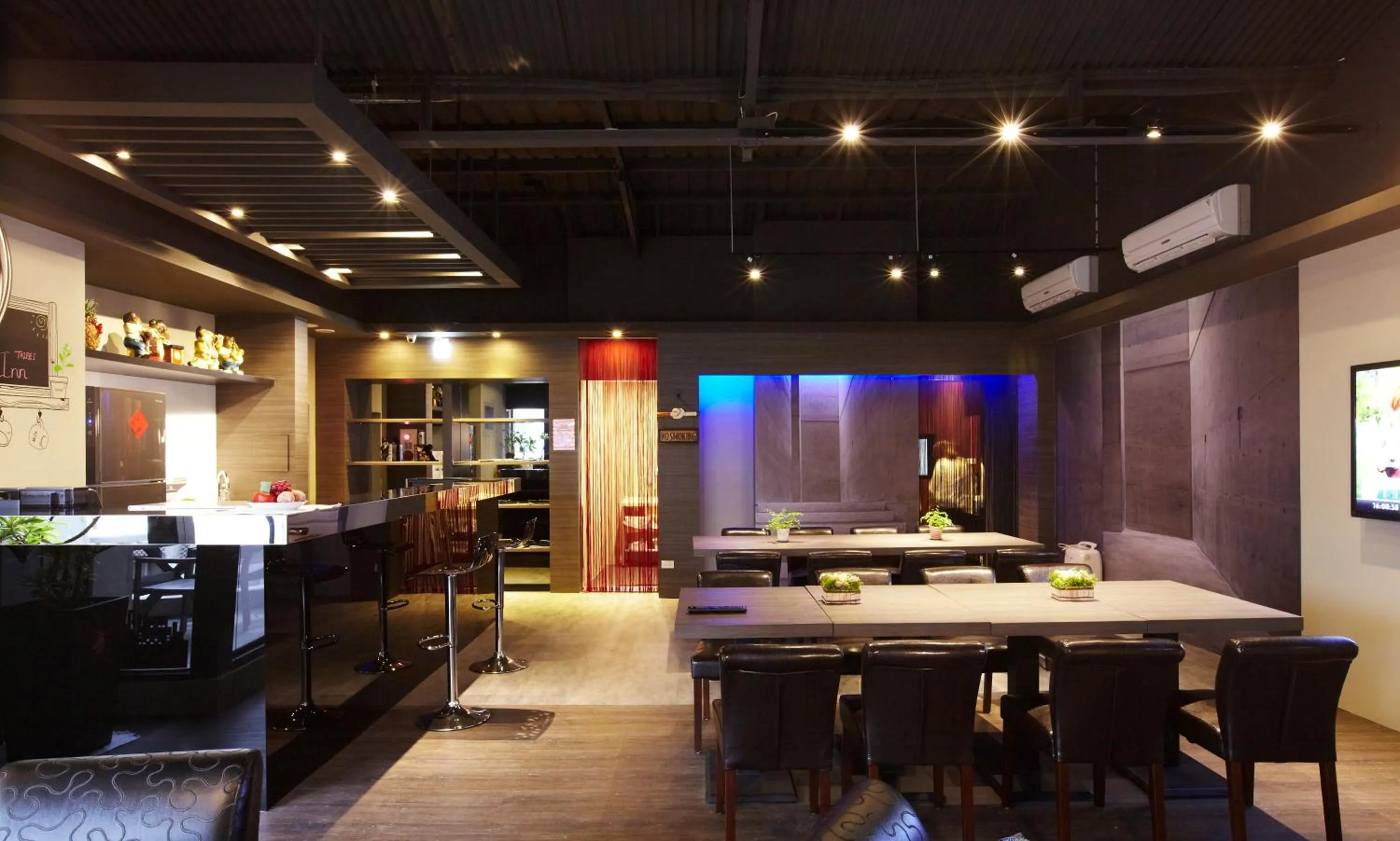 Communal lounge/ TV room in Main Inn Taipei