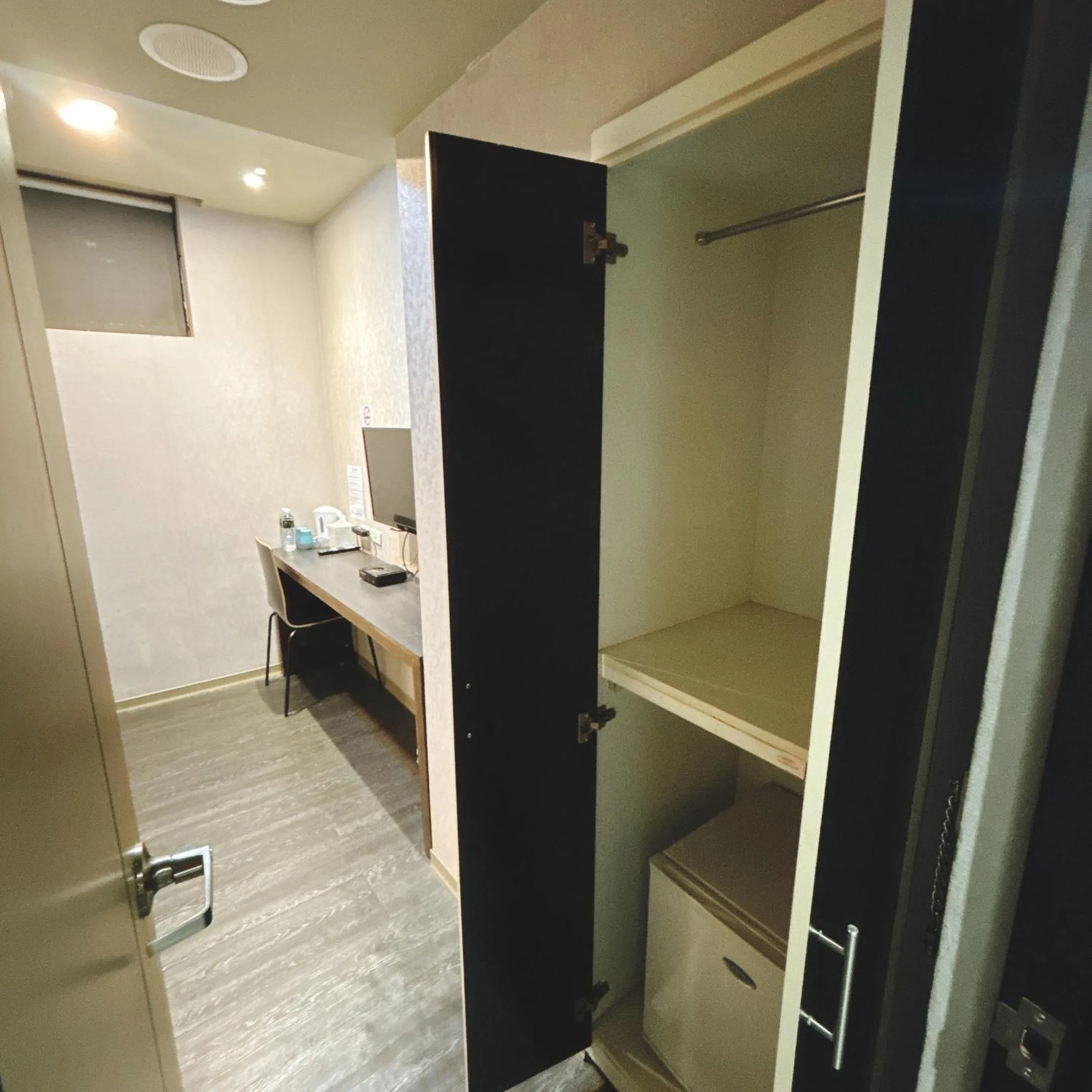 wardrobe in Main Inn Taipei
