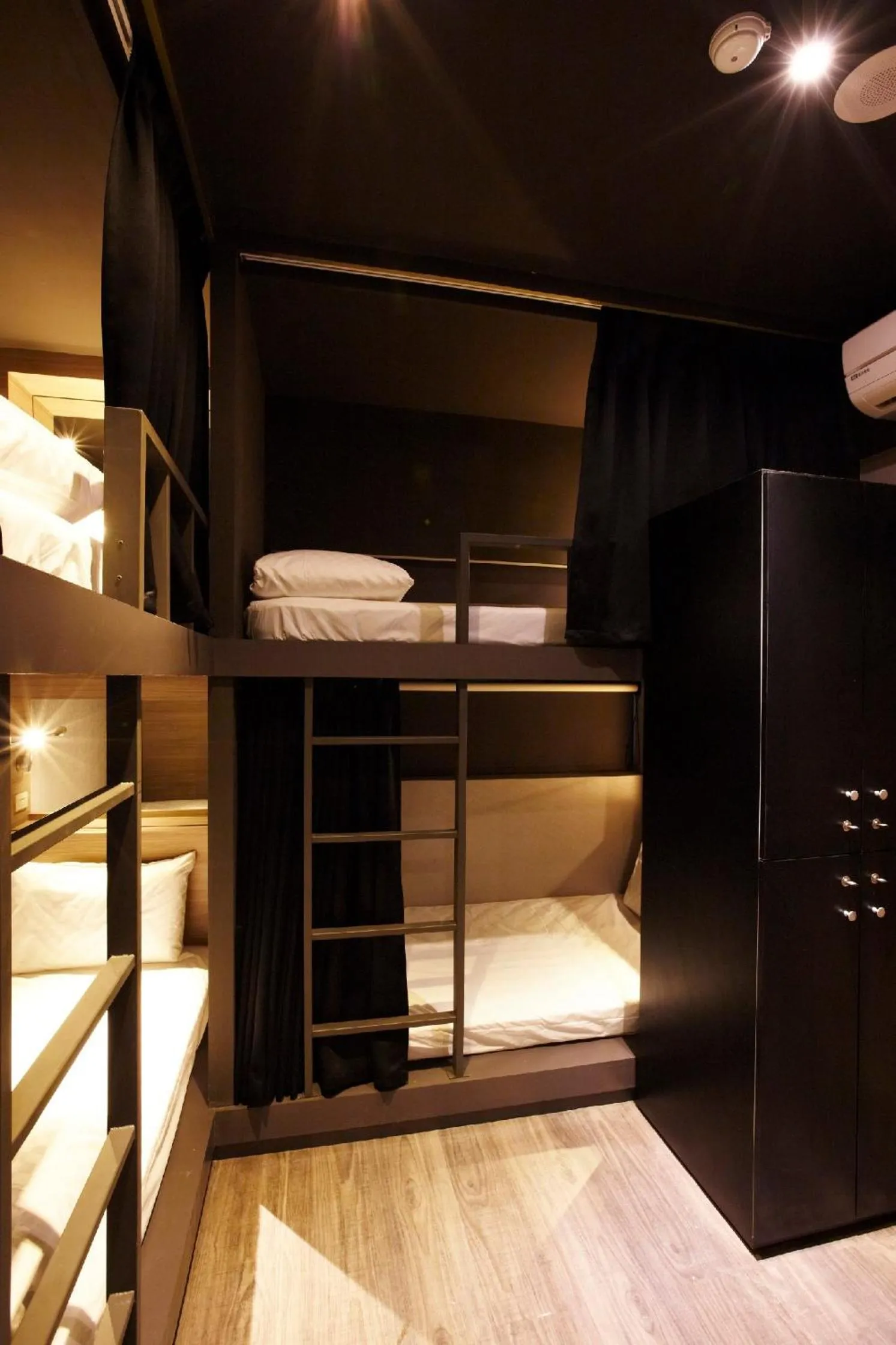 Photo of the whole room, Bed in Main Inn Taipei