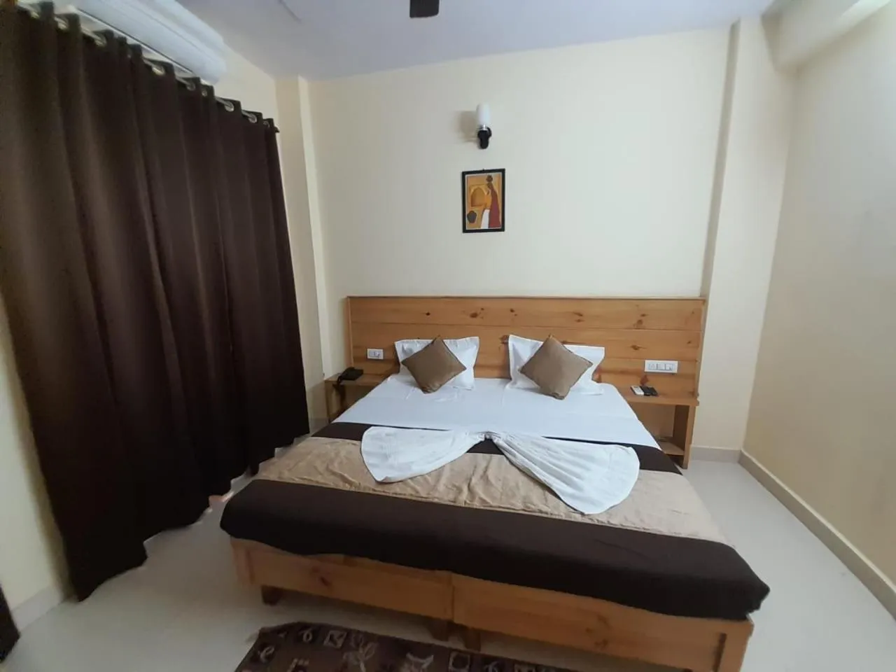 Photo of the whole room, Bed in Hotel Krishna Rishikesh